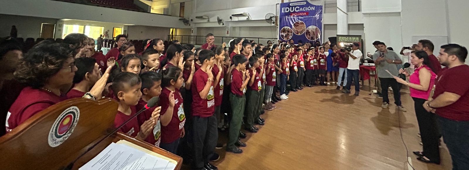 alcaldesa de Coronel Portillo toma juramento a escolares y jóvenes voluntarios por el medio ambiente.