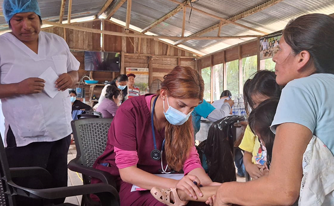 fotos de la atención médica en la comunidad nativa de Monte Salvado