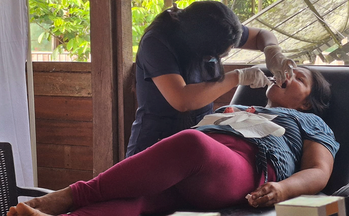 fotos de la atención médica en la comunidad nativa de Monte Salvado