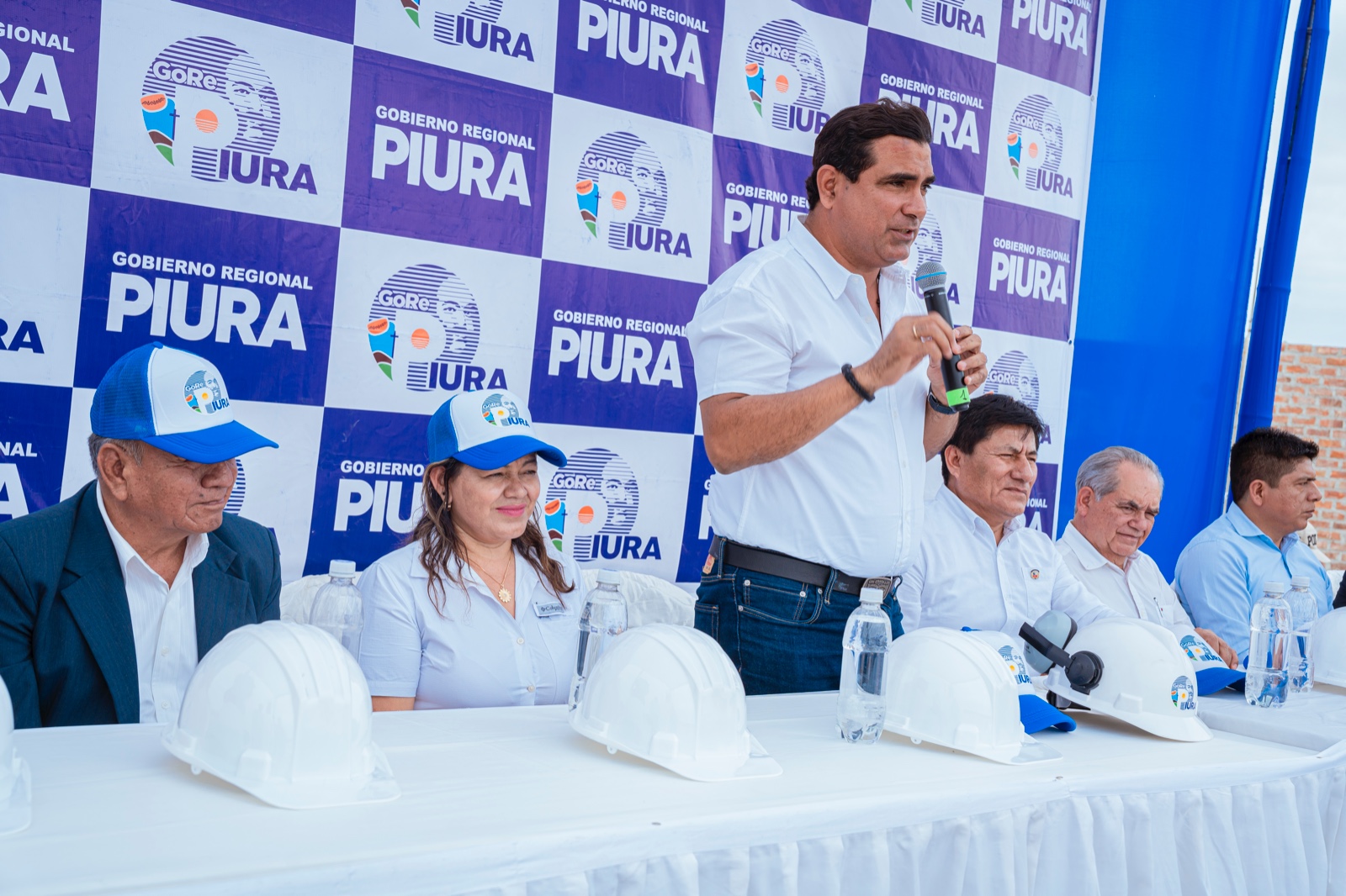 Gobernador da inicio a construcción de carretera Piura-Sechura que beneficiará a cerca de un millón de personas