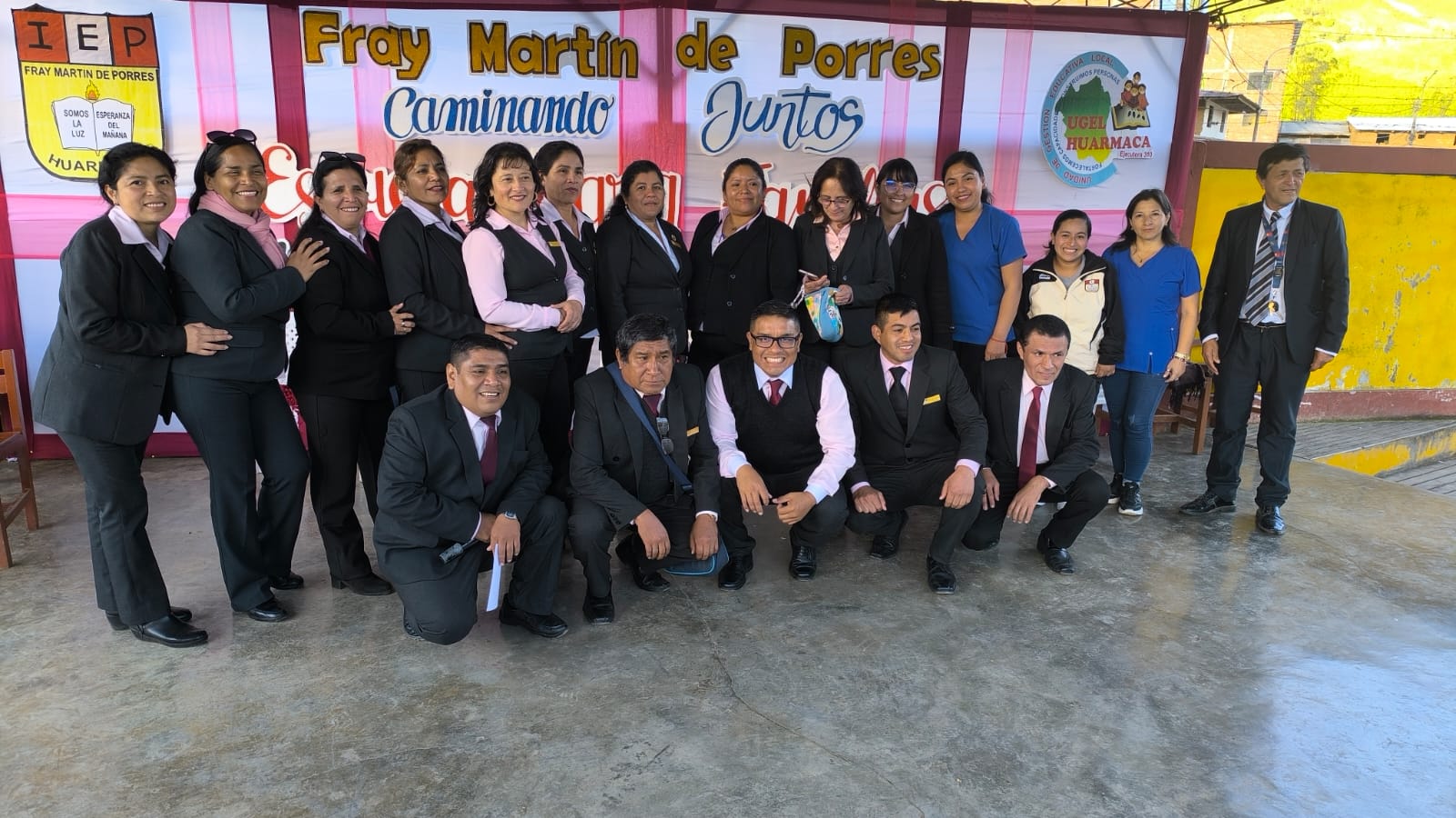 La Institución Educativa Fray Martín de Porres llevó a cabo la feria educativa “Familia te Escucho”, un espacio diseñado para fortalecer el vínculo entre la escuela y las familias. Esta iniciativa busca promover la participación activa de los padres y madres en la formación de sus hijos, resaltando la importancia de conocer y defender los derechos y deberes que la ley reconoce a niños y adolescentes.
Durante la jornada, se realizaron diversas actividades que fomentaron el diálogo y la reflexión sobre el papel fundamental de la familia en el desarrollo integral de los estudiantes. La comunidad educativa reafirma su compromiso de trabajar de la mano con las familias para garantizar un entorno seguro y propicio para el aprendizaje y el bienestar de los niños y adolescentes.