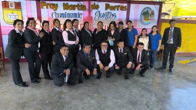 La Institución Educativa Fray Martín de Porres llevó a cabo la feria educativa “Familia te Escucho”, un espacio diseñado para fortalecer el vínculo entre la escuela y las familias. Esta iniciativa busca promover la participación activa de los padres y madres en la formación de sus hijos, resaltando la importancia de conocer y defender los derechos y deberes que la ley reconoce a niños y adolescentes.

Durante la jornada, se realizaron diversas actividades que fomentaron el diálogo y la reflexión sobre el papel fundamental de la familia en el desarrollo integral de los estudiantes. La comunidad educativa reafirma su compromiso de trabajar de la mano con las familias para garantizar un entorno seguro y propicio para el aprendizaje y el bienestar de los niños y adolescentes.