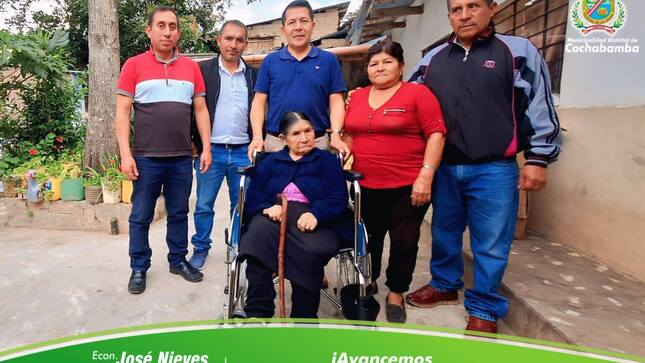 Ciudadanos discapacitados recibiendo ayuda biomecánica
