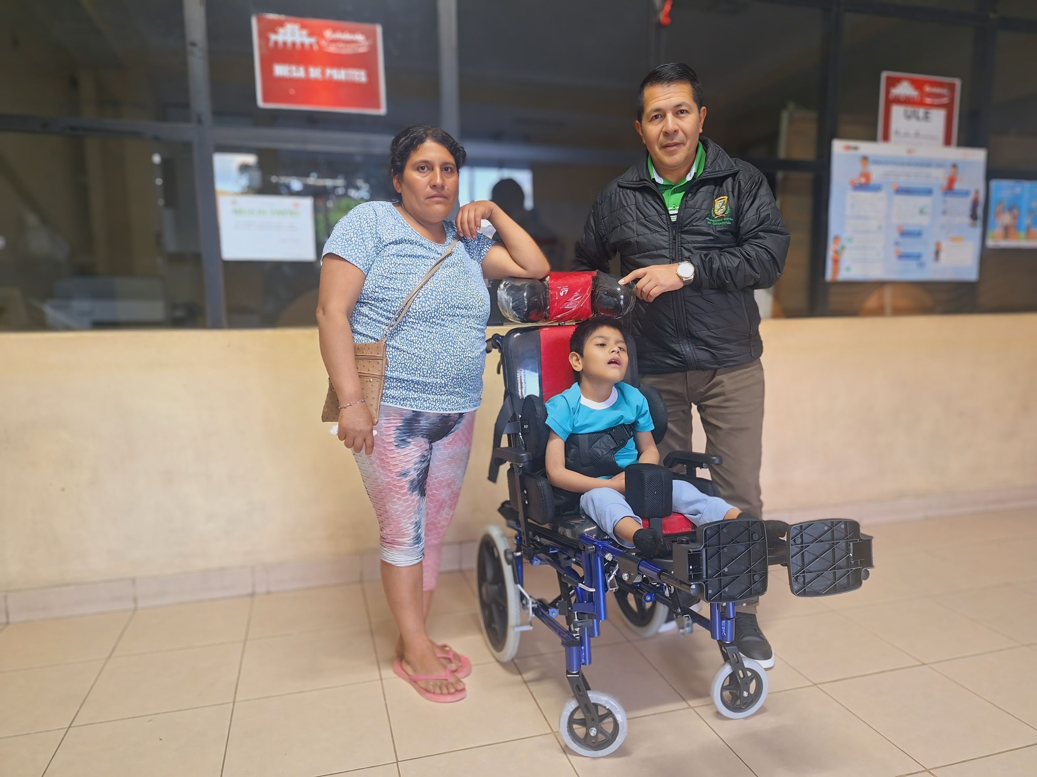 Ciudadanos discapacitados recibiendo ayuda biomecánica