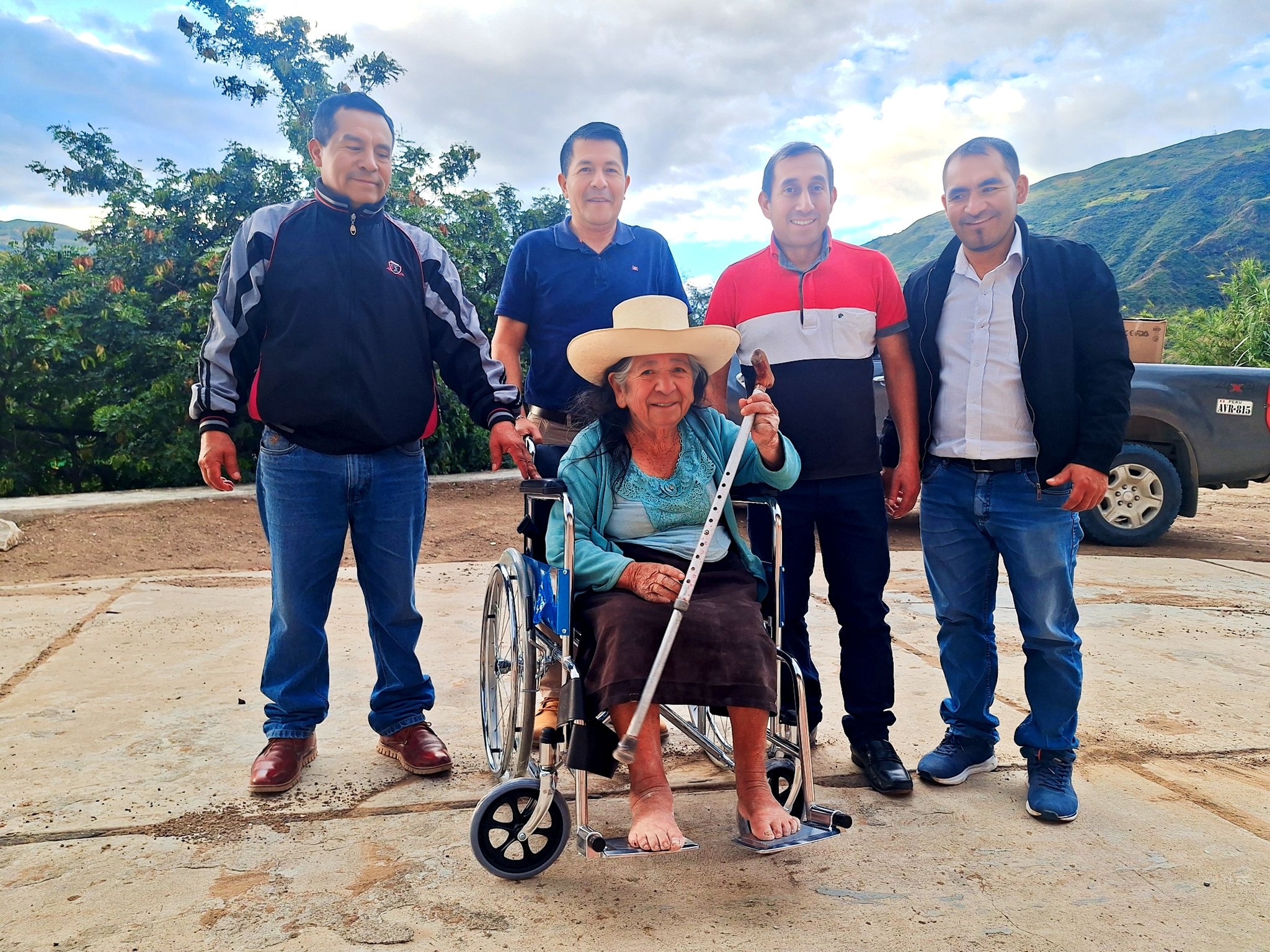 Ciudadanos discapacitados recibiendo ayuda biomecánica