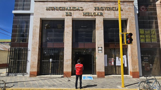 Puno. – La Contraloría General de la República (CGR) alertó a la Municipalidad Provincial de Melgar sobre presuntas deficiencias en la gestión del Programa de Complementación Alimentaria (PCA) que puso en riesgo la distribución oportuna de alimentos para la población en situación de pobreza y estado de vulnerabilidad, durante el mes de abril de 2025.

En el Informe de Control Concurrente n.° 017-2025-OCI/0462-SCC (periodo de evaluación del 5 al 20 de mayo de 2025) se señala que la entidad no realizó a tiempo los procesos de adquisición de productos alimenticios, lo cual generó un retraso en la entrega de insumos esenciales como lentejas, aceite vegetal, quinua, habas secas, entre otros. Estos productos, pese a haber sido adquiridos en abril, no llegaron a tiempo para abastecer a los comedores populares, provocando la suspensión temporal de sus actividades.