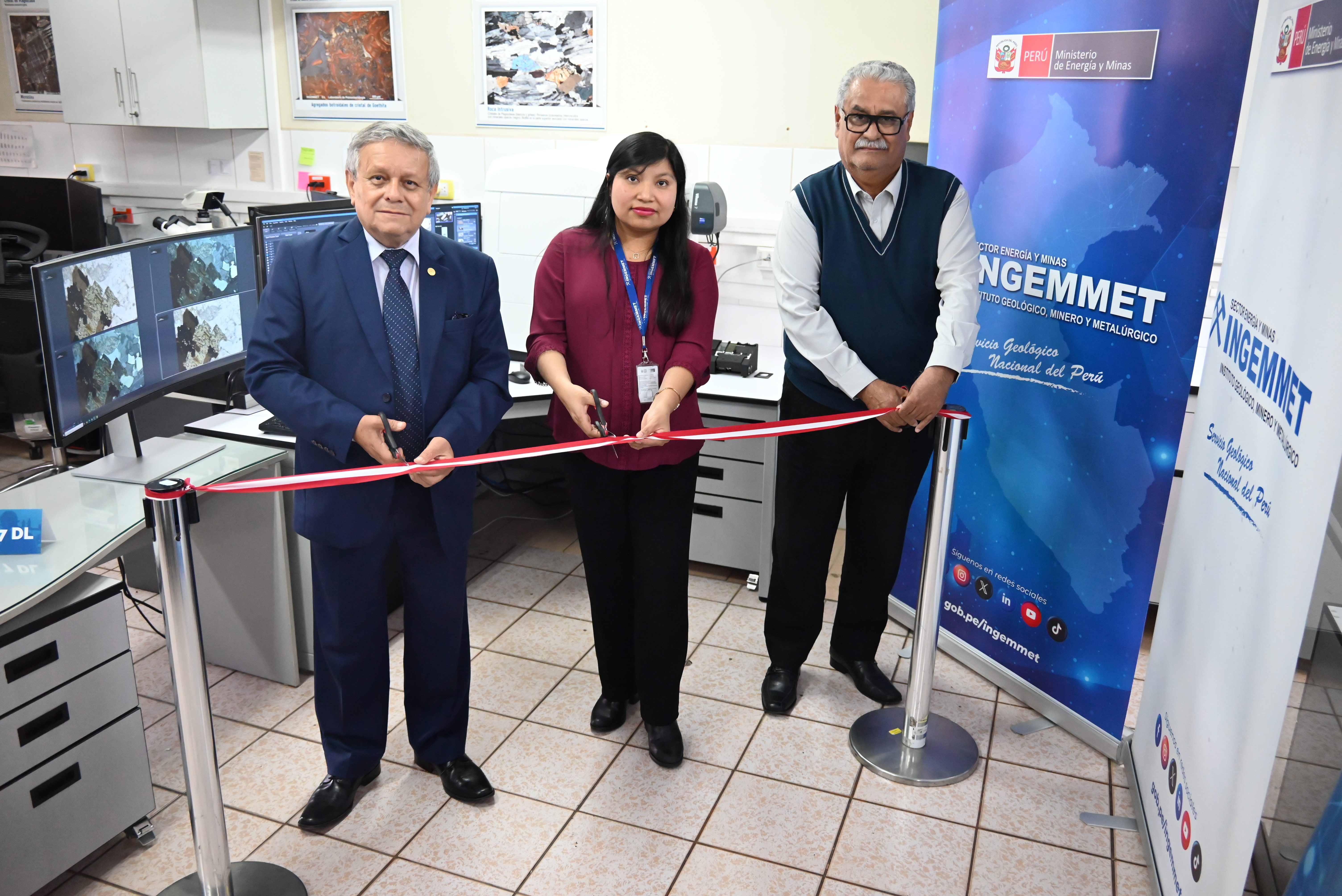 Dr. Humber Chirif, presidente ejecutivo del Ingemmet, Ing. Ana Condorhuaman, jefa de laboratorios e Ing. Lionel Fidel, coordinador en geología.