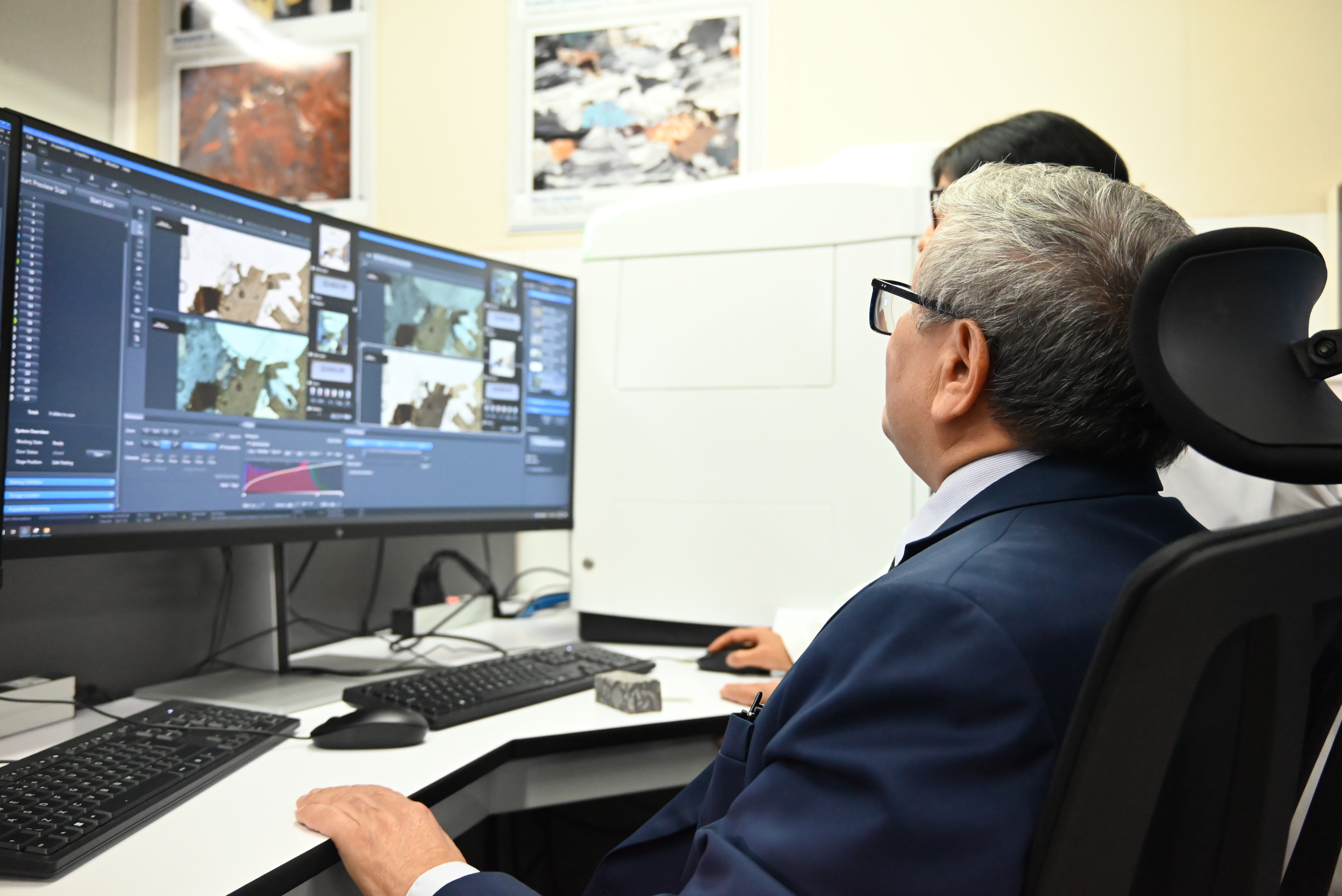 Dr. Humber Chirif, presidente ejecutivo del Ingemmet probando el moderno equipo.