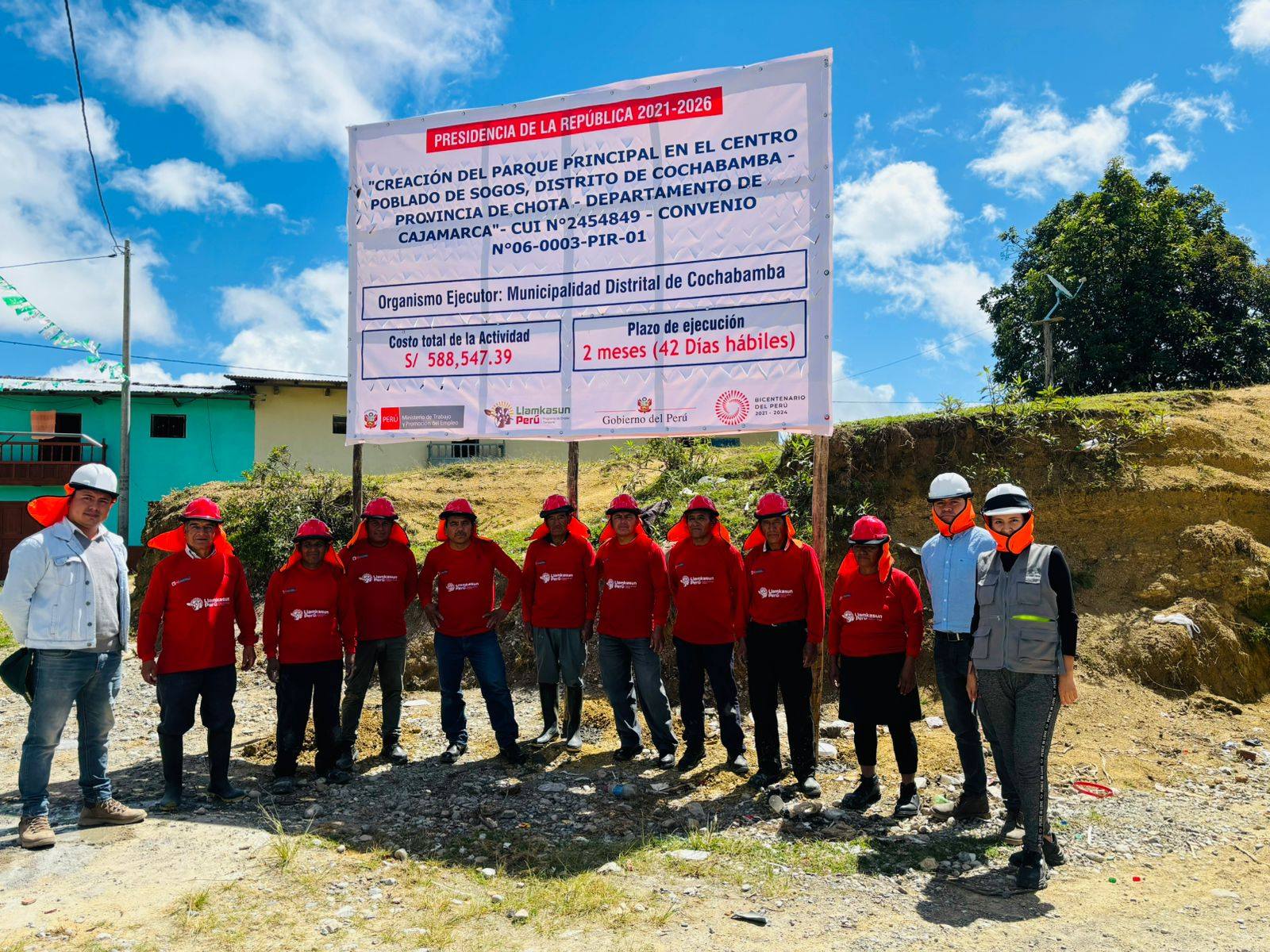 Trabajadores del Proyecto Llankasum Perú en inicio de los trabajos del Parque de Sogos.