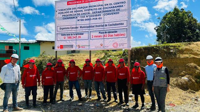 Trabajadores del Proyecto Llankasum Perú en inicio de los trabajos del Parque de Sogos.