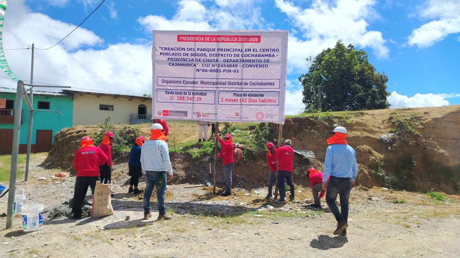 Trabajadores del Proyecto Llankasum Perú en inicio de los trabajos del Parque de Sogos.