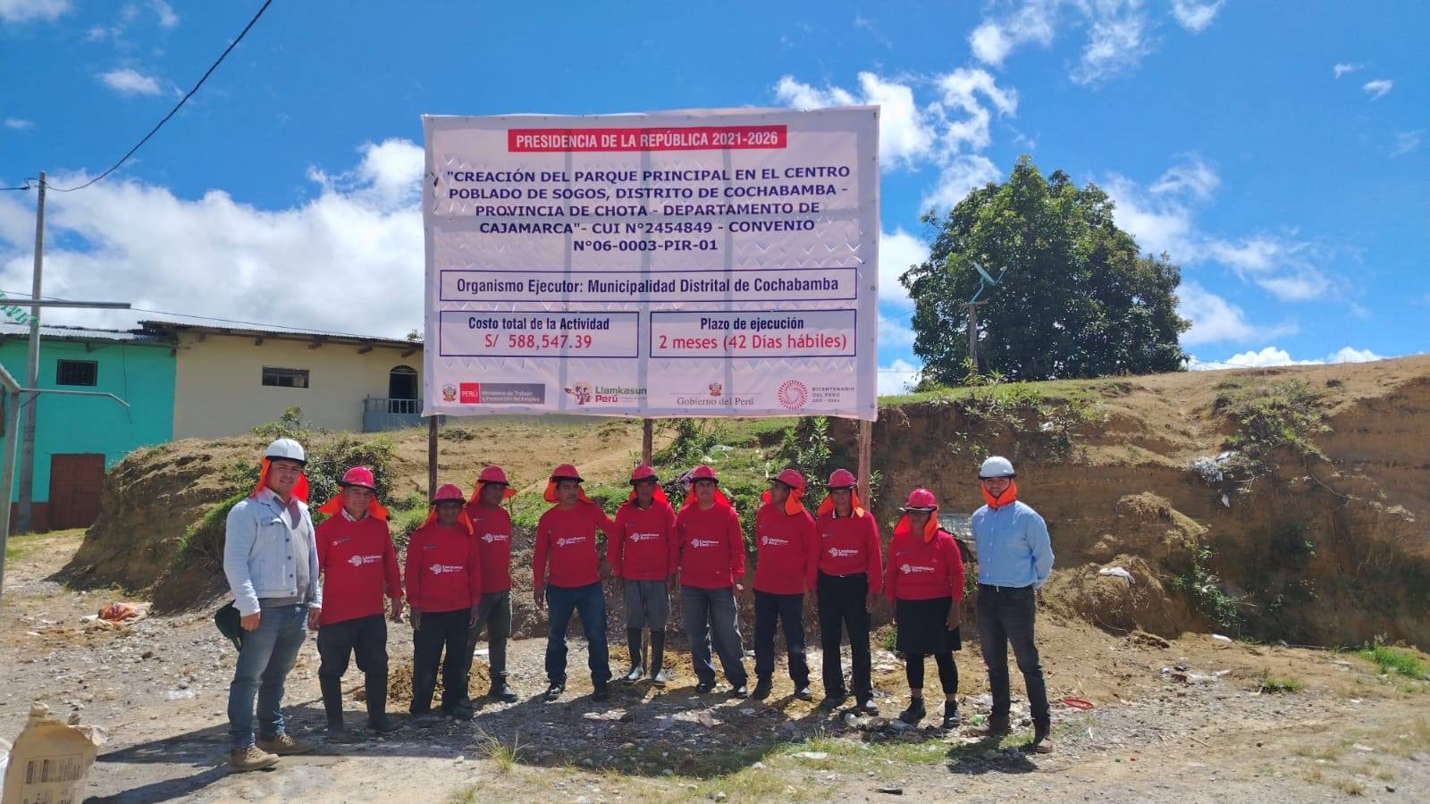 Trabajadores del Proyecto Llankasum Perú en inicio de los trabajos del Parque de Sogos.