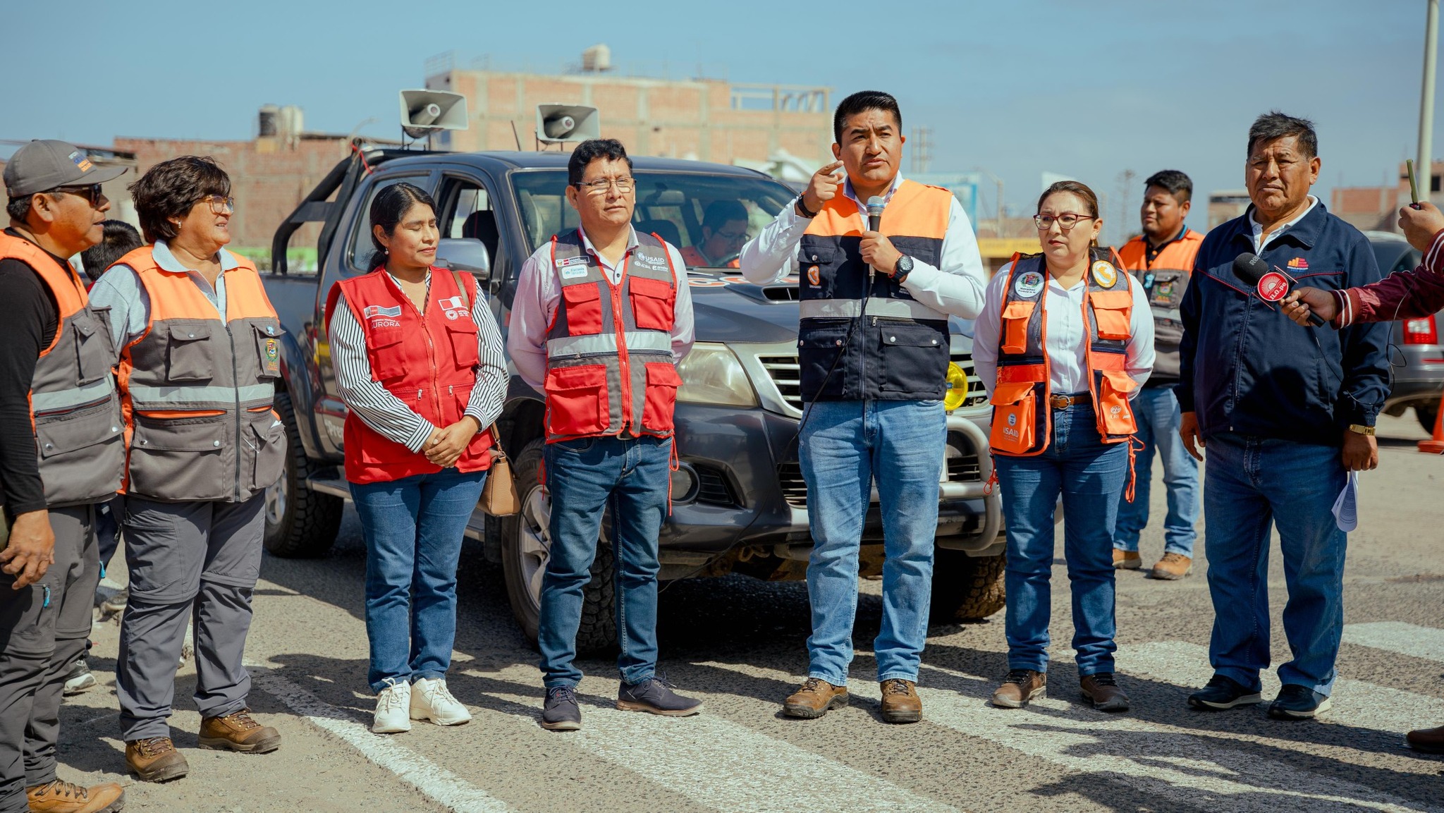 Alcalde Abg. Humberto Tapia Garay verificó el ejercicio de preparación y felicitó a los estudiantes por su participación activa.