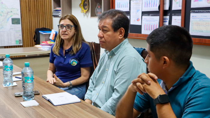 Funcionarios coordinando detalles del tema