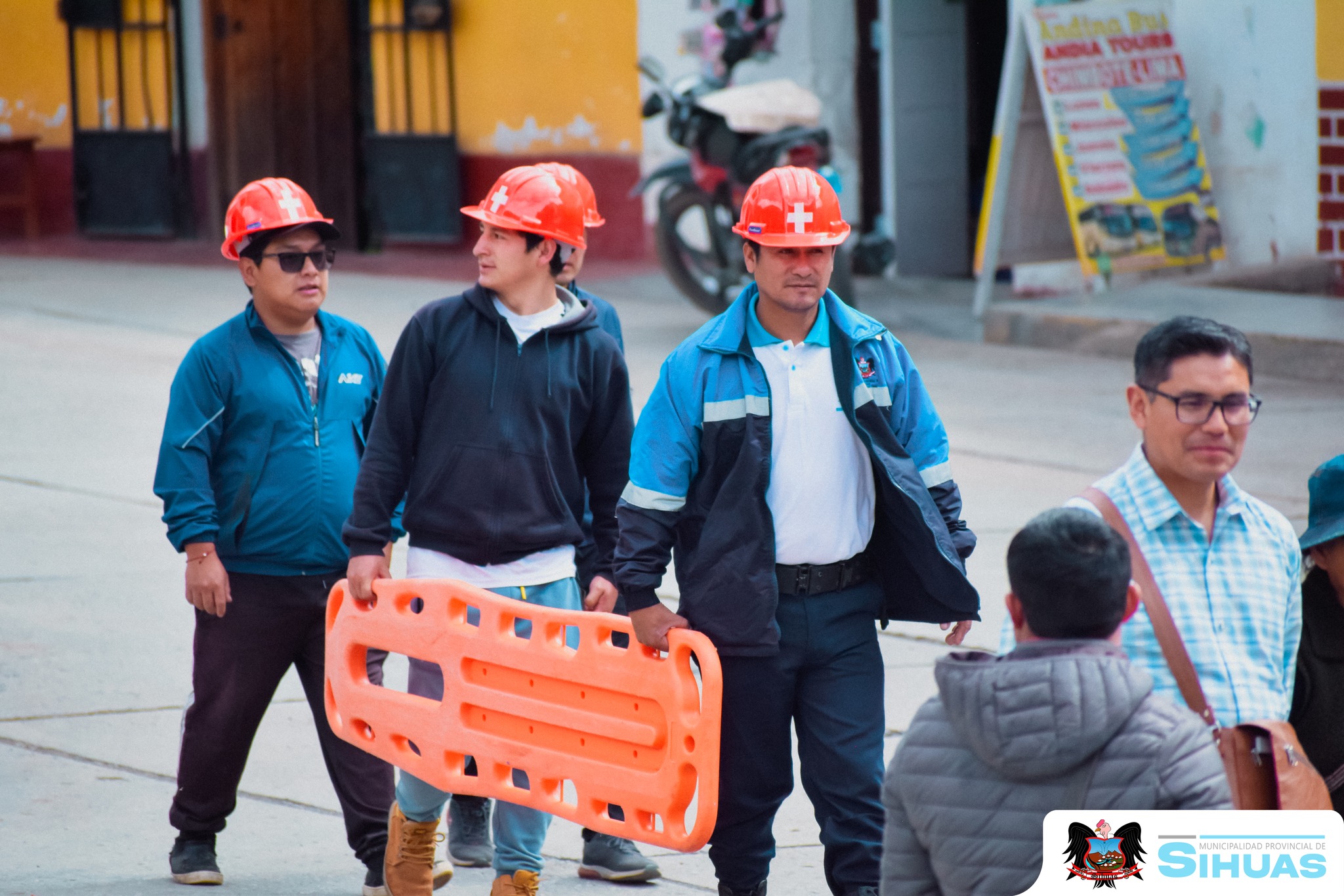 馃毃PREVENIR ES TAREA DE TODOS馃毃
Este viernes 30 de mayo, la Municipalidad Provincial de Sihuas se sum贸 al Simulacro Nacional Multipeligro 2025, organizado por el Instituto Nacional de Defensa Civil (INDECI), con el objetivo de fortalecer la cultura de prevenci贸n ante eventuales emergencias y desastres naturales.
Durante la Audiencia P煤blica de Rendici贸n de Cuentas 2025, correspondiente al periodo de septiembre 2024 a mayo 2025, se realiz贸 una pausa estrat茅gica para que las autoridades y asistentes participaran activamente en el simulacro. La jornada cont贸 con la presencia del alcalde provincial, funcionarios y ciudadan铆a en general.
Desde el 谩rea de Defensa Civil, se exhort贸 a la poblaci贸n a mantener la calma, seguir las indicaciones en caso de sismo u otro evento adverso, y preparar sus mochilas de emergencia, recordando que la prevenci贸n es responsabilidad de todos.
馃彔 隆Estar preparados salva vidas!
