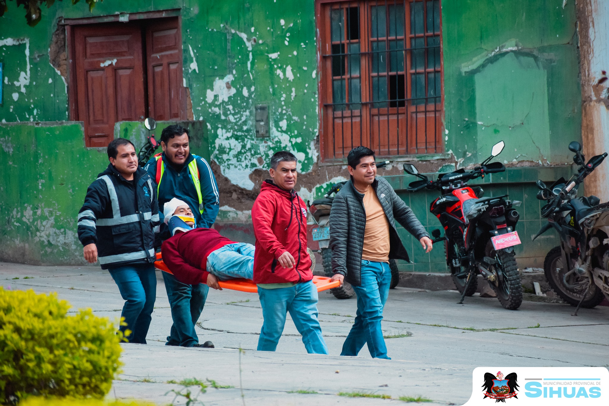 馃毃PREVENIR ES TAREA DE TODOS馃毃
Este viernes 30 de mayo, la Municipalidad Provincial de Sihuas se sum贸 al Simulacro Nacional Multipeligro 2025, organizado por el Instituto Nacional de Defensa Civil (INDECI), con el objetivo de fortalecer la cultura de prevenci贸n ante eventuales emergencias y desastres naturales.
Durante la Audiencia P煤blica de Rendici贸n de Cuentas 2025, correspondiente al periodo de septiembre 2024 a mayo 2025, se realiz贸 una pausa estrat茅gica para que las autoridades y asistentes participaran activamente en el simulacro. La jornada cont贸 con la presencia del alcalde provincial, funcionarios y ciudadan铆a en general.
Desde el 谩rea de Defensa Civil, se exhort贸 a la poblaci贸n a mantener la calma, seguir las indicaciones en caso de sismo u otro evento adverso, y preparar sus mochilas de emergencia, recordando que la prevenci贸n es responsabilidad de todos.
馃彔 隆Estar preparados salva vidas!