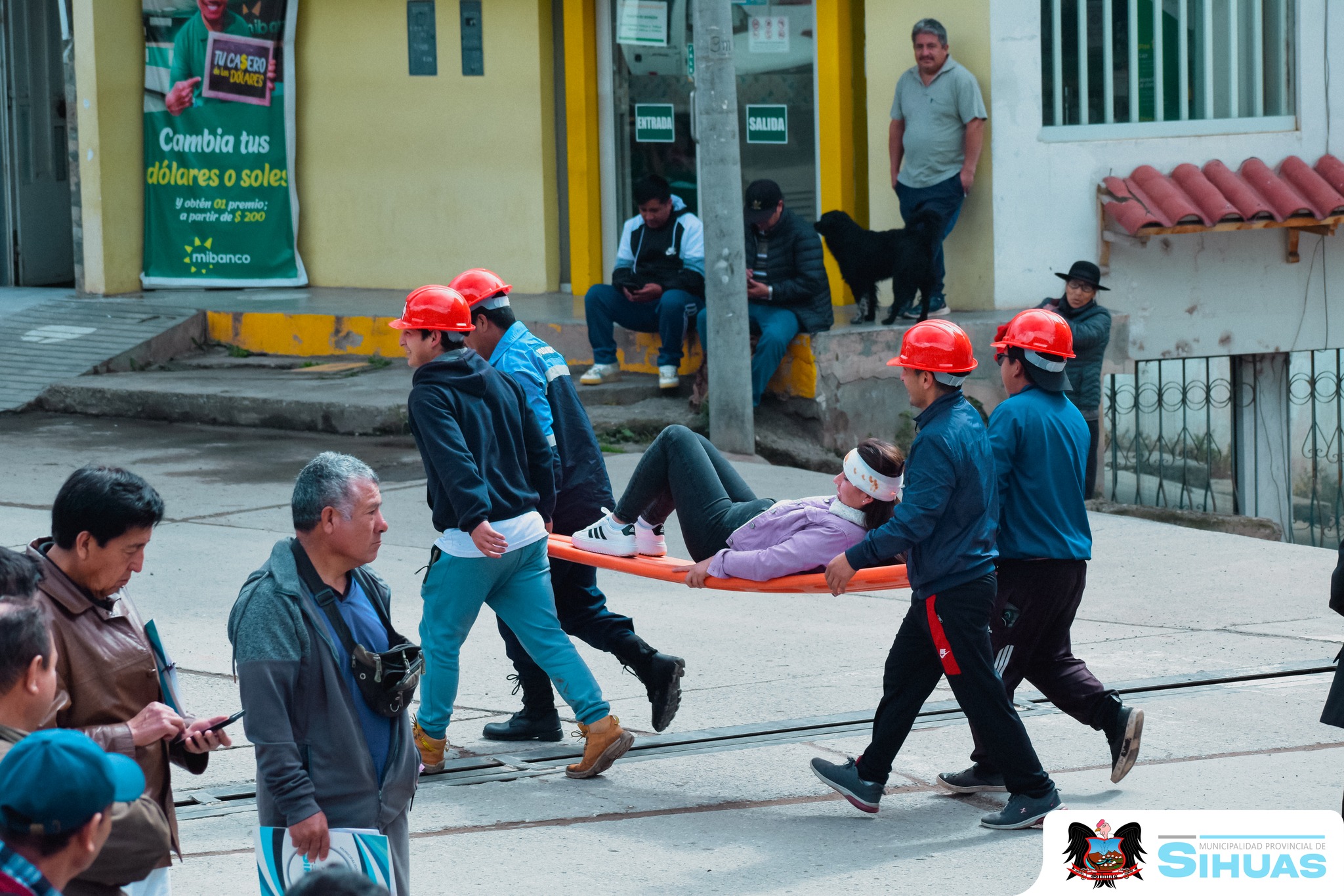 馃毃PREVENIR ES TAREA DE TODOS馃毃
Este viernes 30 de mayo, la Municipalidad Provincial de Sihuas se sum贸 al Simulacro Nacional Multipeligro 2025, organizado por el Instituto Nacional de Defensa Civil (INDECI), con el objetivo de fortalecer la cultura de prevenci贸n ante eventuales emergencias y desastres naturales.
Durante la Audiencia P煤blica de Rendici贸n de Cuentas 2025, correspondiente al periodo de septiembre 2024 a mayo 2025, se realiz贸 una pausa estrat茅gica para que las autoridades y asistentes participaran activamente en el simulacro. La jornada cont贸 con la presencia del alcalde provincial, funcionarios y ciudadan铆a en general.
Desde el 谩rea de Defensa Civil, se exhort贸 a la poblaci贸n a mantener la calma, seguir las indicaciones en caso de sismo u otro evento adverso, y preparar sus mochilas de emergencia, recordando que la prevenci贸n es responsabilidad de todos.
馃彔 隆Estar preparados salva vidas!