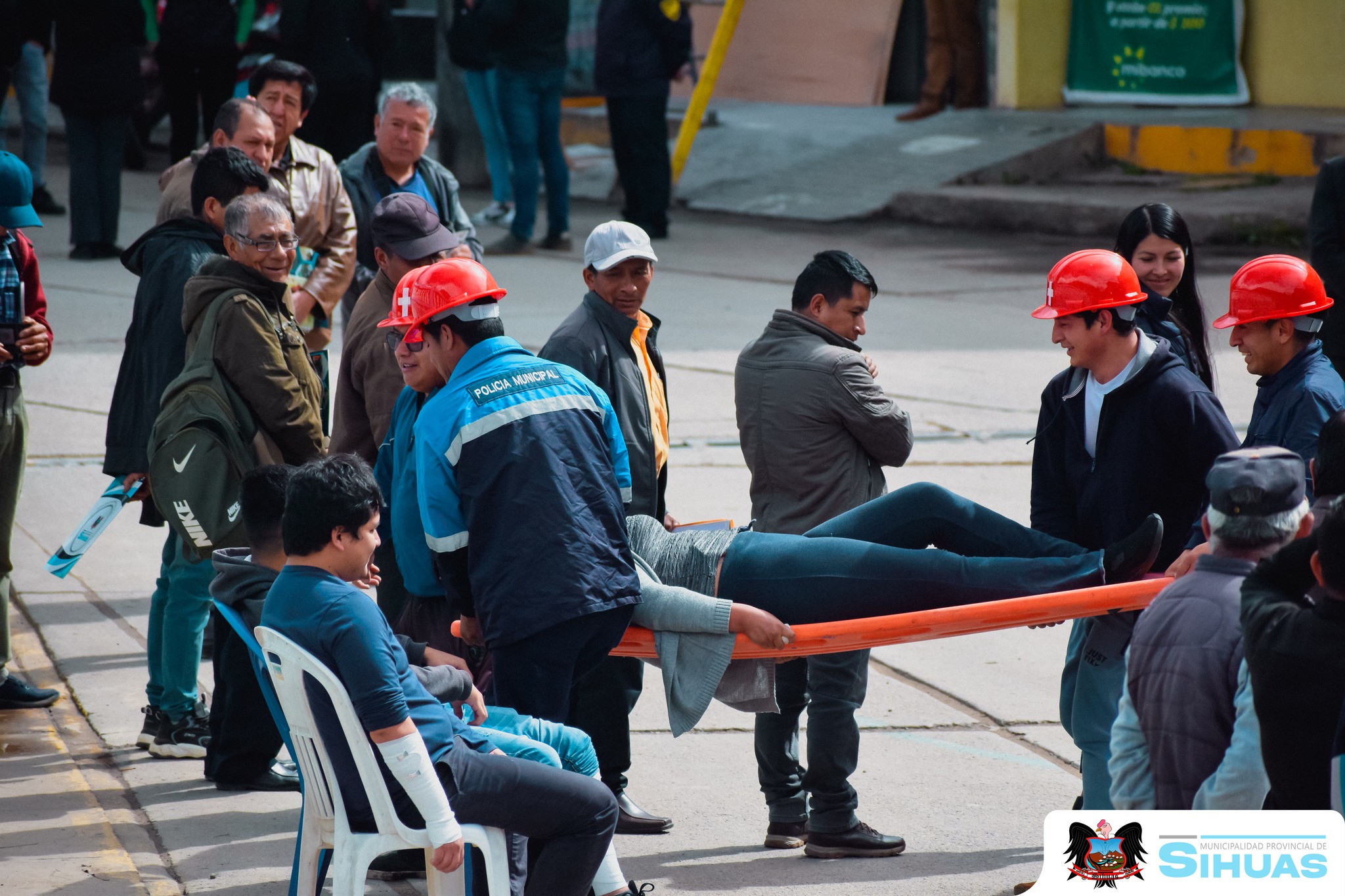 馃毃PREVENIR ES TAREA DE TODOS馃毃
Este viernes 30 de mayo, la Municipalidad Provincial de Sihuas se sum贸 al Simulacro Nacional Multipeligro 2025, organizado por el Instituto Nacional de Defensa Civil (INDECI), con el objetivo de fortalecer la cultura de prevenci贸n ante eventuales emergencias y desastres naturales.
Durante la Audiencia P煤blica de Rendici贸n de Cuentas 2025, correspondiente al periodo de septiembre 2024 a mayo 2025, se realiz贸 una pausa estrat茅gica para que las autoridades y asistentes participaran activamente en el simulacro. La jornada cont贸 con la presencia del alcalde provincial, funcionarios y ciudadan铆a en general.
Desde el 谩rea de Defensa Civil, se exhort贸 a la poblaci贸n a mantener la calma, seguir las indicaciones en caso de sismo u otro evento adverso, y preparar sus mochilas de emergencia, recordando que la prevenci贸n es responsabilidad de todos.
馃彔 隆Estar preparados salva vidas!