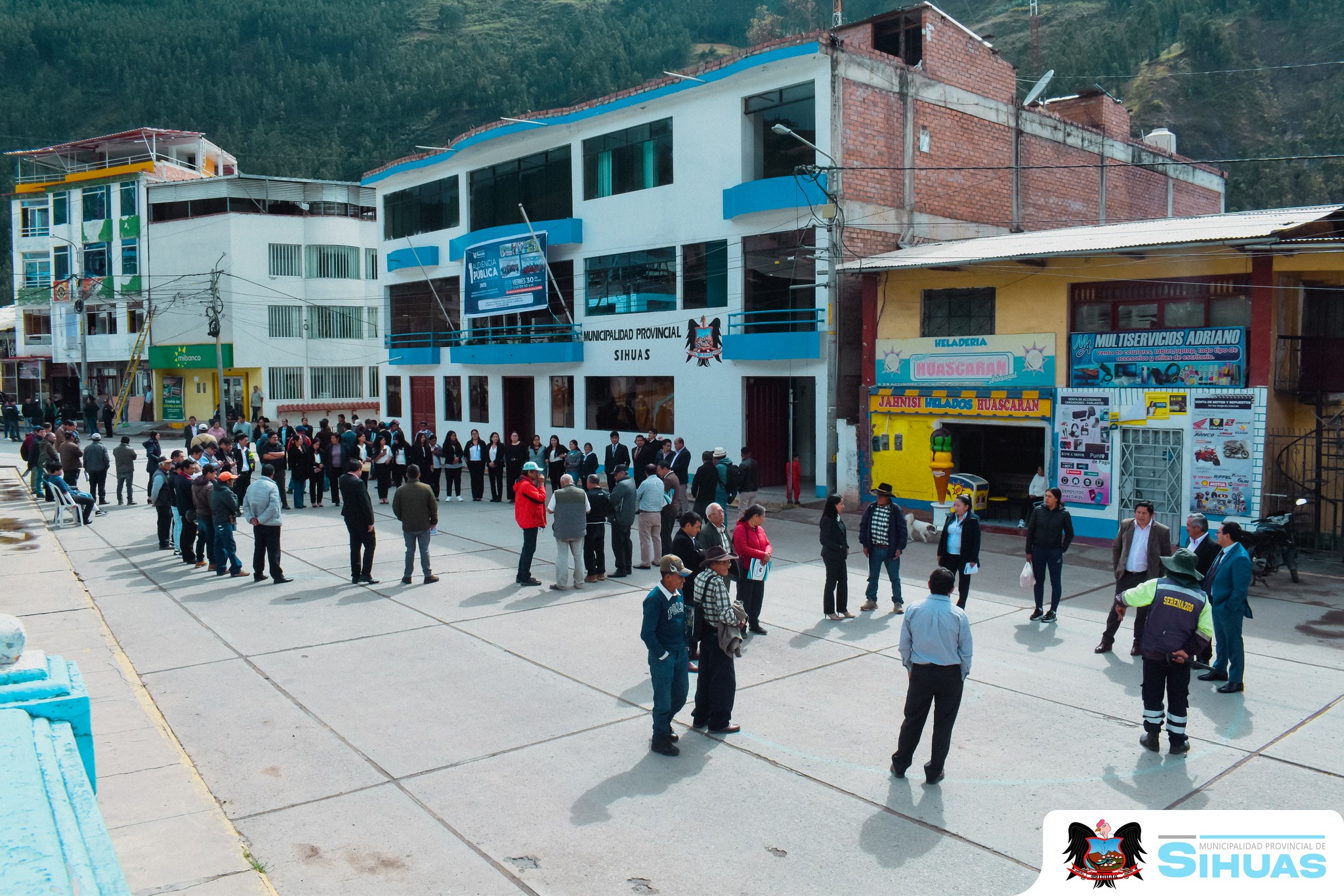 馃毃PREVENIR ES TAREA DE TODOS馃毃
Este viernes 30 de mayo, la Municipalidad Provincial de Sihuas se sum贸 al Simulacro Nacional Multipeligro 2025, organizado por el Instituto Nacional de Defensa Civil (INDECI), con el objetivo de fortalecer la cultura de prevenci贸n ante eventuales emergencias y desastres naturales.
Durante la Audiencia P煤blica de Rendici贸n de Cuentas 2025, correspondiente al periodo de septiembre 2024 a mayo 2025, se realiz贸 una pausa estrat茅gica para que las autoridades y asistentes participaran activamente en el simulacro. La jornada cont贸 con la presencia del alcalde provincial, funcionarios y ciudadan铆a en general.
Desde el 谩rea de Defensa Civil, se exhort贸 a la poblaci贸n a mantener la calma, seguir las indicaciones en caso de sismo u otro evento adverso, y preparar sus mochilas de emergencia, recordando que la prevenci贸n es responsabilidad de todos.
馃彔 隆Estar preparados salva vidas!