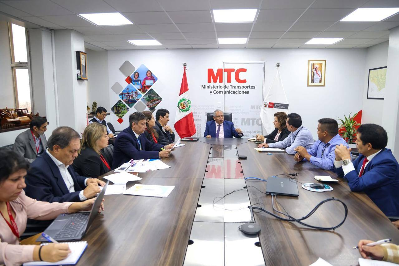 Reunión del alcalde de Cochabamba con funcionarios de PROVIAS Descentralizado