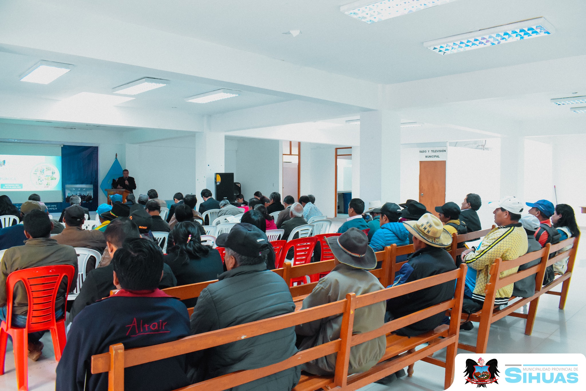 🔵𝗠𝗨𝗡𝗜𝗖𝗜𝗣𝗔𝗟𝗜𝗗𝗔𝗗 𝗗𝗘 𝗦𝗜𝗛𝗨𝗔𝗦 𝗥𝗘𝗔𝗟𝗜𝗭𝗔 𝗦𝗨 𝗣𝗥𝗜𝗠𝗘𝗥𝗔 𝗔𝗨𝗗𝗜𝗘𝗡𝗖𝗜𝗔 𝗣𝗨́𝗕𝗟𝗜𝗖𝗔 𝗗𝗘 𝗥𝗘𝗡𝗗𝗜𝗖𝗜𝗢́𝗡 𝗗𝗘 𝗖𝗨𝗘𝗡𝗧𝗔𝗦 𝟮𝟬𝟮𝟱
𝑆𝑖𝘩𝑢𝑎𝑠, 𝟹𝟶 𝑑𝑒 𝑚𝑎𝑦𝑜 𝑑𝑒 𝟸𝟶𝟸𝟻. En un acto de transparencia, diálogo y responsabilidad con la población, la Municipalidad Provincial de Sihuas desarrolló este viernes la primera Audiencia Pública de Rendición de Cuentas 2025, correspondiente al periodo de septiembre de 2024 a mayo de 2025. La jornada tuvo lugar en el auditorio municipal y congregó a una importante representación de la sociedad civil organizada, asociaciones colectivas, subprefectura, agentes municipales, dirigentes vecinales y ciudadanos en general.
La sesión fue liderada por el alcalde provincial, Mg. Demetrio Adrián Buiza Picón, quien estuvo acompañado de su equipo técnico y gerencial. Durante el evento, se expusieron informes detallados de ejecución presupuestal y financiero, avances de obras, programas sociales y proyectos ambientales. La participación de los regidores Cleogosmith Chávez, Edith Jesús y Walter Morillo complementó la representación del concejo municipal en este ejercicio democrático.
Uno de los anuncios más significativos fue el relacionado a la reconstrucción del Hospital de Apoyo de Sihuas, el cual será ejecutado por el Gobierno Regional de Áncash, proyecto que —según informó la autoridad edil— pasará a proceso de licitación este 3 de junio, con posible inicio de ejecución en agosto, tras superar observaciones técnicas y administrativas. Asimismo, gracias a convenios firmados con la Unidad de Gestión Educativa Local (Ugel) Sihuas, se implementará desde junio el servicio de movilidad escolar gratuita para 59 estudiantes de nivel secundario que viven en caseríos del distrito y estudian en la I.E. Capitán Marcelino Valverde Solórzano y la I.E. Asteria Castro Pareja. Esta medida, aprobada mediante el Acuerdo de Concejo N.º 024-2025-MPS/CM, forma parte de la estrategia educativa “Educación sin barreras”, promovida por la actual gestión.
A ello se suma la renovación del convenio que respalda la creación y funcionamiento del Centro de Educación Básica Especial (CEBE) en Sihuas, ratificando el compromiso del gobierno local con la atención educativa a niñas, niños y adolescentes con discapacidad. El burgomaestre subrayó que “ningún estudiante debe quedarse atrás, y desde la municipalidad seguiremos impulsando acciones que garanticen una educación con equidad y calidad”.
En materia de infraestructura, se presentaron avances de impacto directo en la población: obras de agua potable ya ejecutadas en las localidades de Saurapa, Mitobamba y Tinyayo; sistemas de riego agrícola en proceso en Ñunyash, San Francisco, Siraumarca y otros caseríos. También se destacaron proyectos con expediente técnico aprobado para instituciones educativas, centros de salud y servicios de riego. En total, la municipalidad gestiona más de S/ 27.6 millones en proyectos de saneamiento y abastecimiento de agua, lo que representa una inversión en servicios básicos para los sectores más alejados.
Otro punto importante fue la situación vial de la provincia. El mismo que, tras gestiones realizadas, el Ministerio de Transportes y Comunicaciones ejecutará la reposición del tramo Huarochirí–Pasacancha, recientemente declarado en emergencia. Esta vía conecta diversos distritos y su mejora representa un avance clave en la transitabilidad y seguridad del transporte local.
La audiencia culminó con una amplia ronda de preguntas e intervenciones de la población, donde se abordaron temas como seguridad ciudadana, fiscalización, mercados, gestión ambiental y cumplimiento de obras. Cada inquietud fue atendida por los funcionarios y el propio alcalde, reafirmando la voluntad de construir una gestión cercana, abierta y resolutiva, donde además, se valoró este espacio como una oportunidad para fortalecer la confianza ciudadana. La jornada concluyó pasadas las 2:30 p.m., dejando como saldo no solo informes expuestos, sino también compromisos renovados para continuar trabajando por el desarrollo sostenible de la provincia de Sihuas.