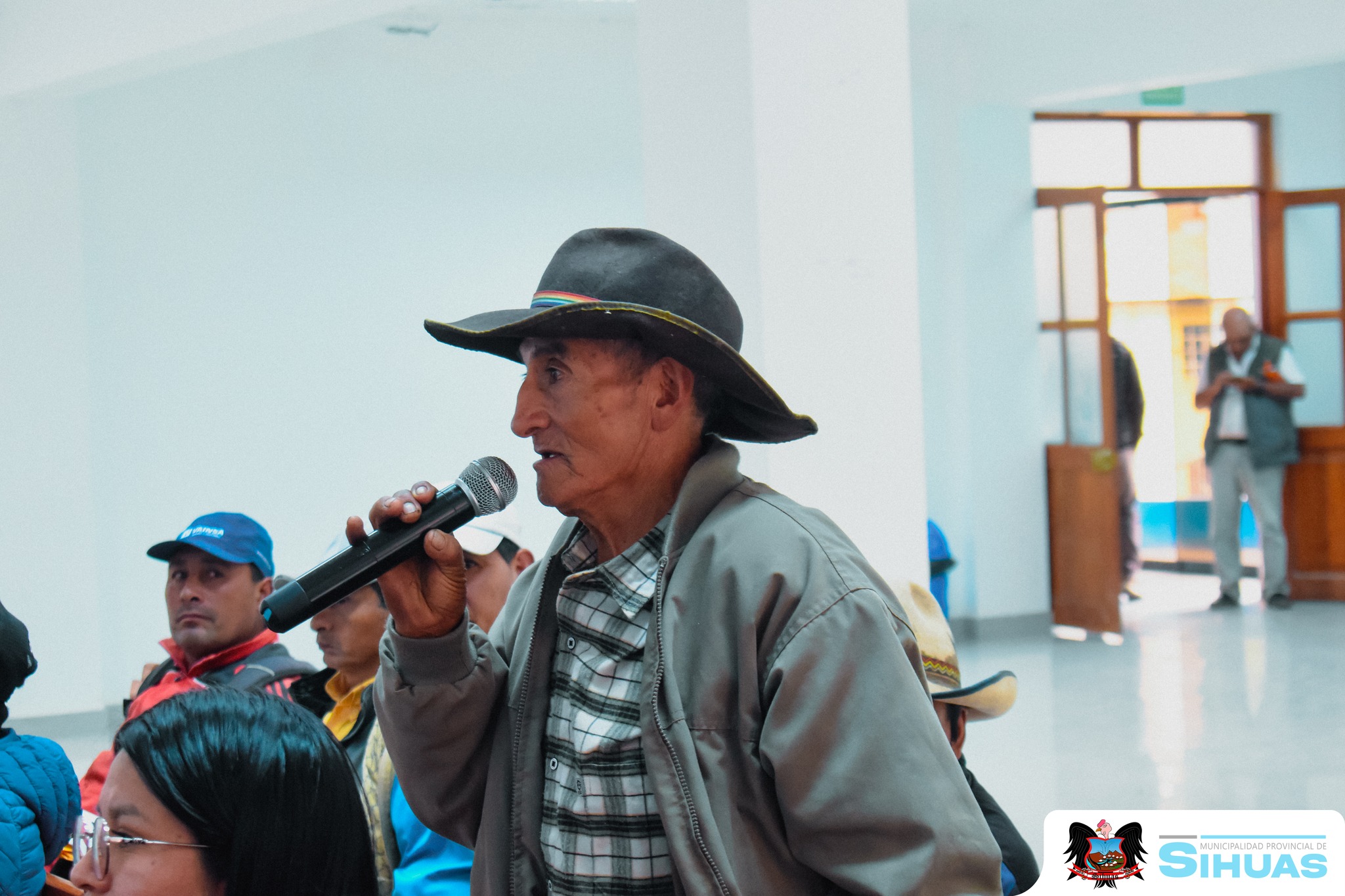 🔵𝗠𝗨𝗡𝗜𝗖𝗜𝗣𝗔𝗟𝗜𝗗𝗔𝗗 𝗗𝗘 𝗦𝗜𝗛𝗨𝗔𝗦 𝗥𝗘𝗔𝗟𝗜𝗭𝗔 𝗦𝗨 𝗣𝗥𝗜𝗠𝗘𝗥𝗔 𝗔𝗨𝗗𝗜𝗘𝗡𝗖𝗜𝗔 𝗣𝗨́𝗕𝗟𝗜𝗖𝗔 𝗗𝗘 𝗥𝗘𝗡𝗗𝗜𝗖𝗜𝗢́𝗡 𝗗𝗘 𝗖𝗨𝗘𝗡𝗧𝗔𝗦 𝟮𝟬𝟮𝟱
𝑆𝑖𝘩𝑢𝑎𝑠, 𝟹𝟶 𝑑𝑒 𝑚𝑎𝑦𝑜 𝑑𝑒 𝟸𝟶𝟸𝟻. En un acto de transparencia, diálogo y responsabilidad con la población, la Municipalidad Provincial de Sihuas desarrolló este viernes la primera Audiencia Pública de Rendición de Cuentas 2025, correspondiente al periodo de septiembre de 2024 a mayo de 2025. La jornada tuvo lugar en el auditorio municipal y congregó a una importante representación de la sociedad civil organizada, asociaciones colectivas, subprefectura, agentes municipales, dirigentes vecinales y ciudadanos en general.
La sesión fue liderada por el alcalde provincial, Mg. Demetrio Adrián Buiza Picón, quien estuvo acompañado de su equipo técnico y gerencial. Durante el evento, se expusieron informes detallados de ejecución presupuestal y financiero, avances de obras, programas sociales y proyectos ambientales. La participación de los regidores Cleogosmith Chávez, Edith Jesús y Walter Morillo complementó la representación del concejo municipal en este ejercicio democrático.
Uno de los anuncios más significativos fue el relacionado a la reconstrucción del Hospital de Apoyo de Sihuas, el cual será ejecutado por el Gobierno Regional de Áncash, proyecto que —según informó la autoridad edil— pasará a proceso de licitación este 3 de junio, con posible inicio de ejecución en agosto, tras superar observaciones técnicas y administrativas. Asimismo, gracias a convenios firmados con la Unidad de Gestión Educativa Local (Ugel) Sihuas, se implementará desde junio el servicio de movilidad escolar gratuita para 59 estudiantes de nivel secundario que viven en caseríos del distrito y estudian en la I.E. Capitán Marcelino Valverde Solórzano y la I.E. Asteria Castro Pareja. Esta medida, aprobada mediante el Acuerdo de Concejo N.º 024-2025-MPS/CM, forma parte de la estrategia educativa “Educación sin barreras”, promovida por la actual gestión.
A ello se suma la renovación del convenio que respalda la creación y funcionamiento del Centro de Educación Básica Especial (CEBE) en Sihuas, ratificando el compromiso del gobierno local con la atención educativa a niñas, niños y adolescentes con discapacidad. El burgomaestre subrayó que “ningún estudiante debe quedarse atrás, y desde la municipalidad seguiremos impulsando acciones que garanticen una educación con equidad y calidad”.
En materia de infraestructura, se presentaron avances de impacto directo en la población: obras de agua potable ya ejecutadas en las localidades de Saurapa, Mitobamba y Tinyayo; sistemas de riego agrícola en proceso en Ñunyash, San Francisco, Siraumarca y otros caseríos. También se destacaron proyectos con expediente técnico aprobado para instituciones educativas, centros de salud y servicios de riego. En total, la municipalidad gestiona más de S/ 27.6 millones en proyectos de saneamiento y abastecimiento de agua, lo que representa una inversión en servicios básicos para los sectores más alejados.
Otro punto importante fue la situación vial de la provincia. El mismo que, tras gestiones realizadas, el Ministerio de Transportes y Comunicaciones ejecutará la reposición del tramo Huarochirí–Pasacancha, recientemente declarado en emergencia. Esta vía conecta diversos distritos y su mejora representa un avance clave en la transitabilidad y seguridad del transporte local.
La audiencia culminó con una amplia ronda de preguntas e intervenciones de la población, donde se abordaron temas como seguridad ciudadana, fiscalización, mercados, gestión ambiental y cumplimiento de obras. Cada inquietud fue atendida por los funcionarios y el propio alcalde, reafirmando la voluntad de construir una gestión cercana, abierta y resolutiva, donde además, se valoró este espacio como una oportunidad para fortalecer la confianza ciudadana. La jornada concluyó pasadas las 2:30 p.m., dejando como saldo no solo informes expuestos, sino también compromisos renovados para continuar trabajando por el desarrollo sostenible de la provincia de Sihuas.