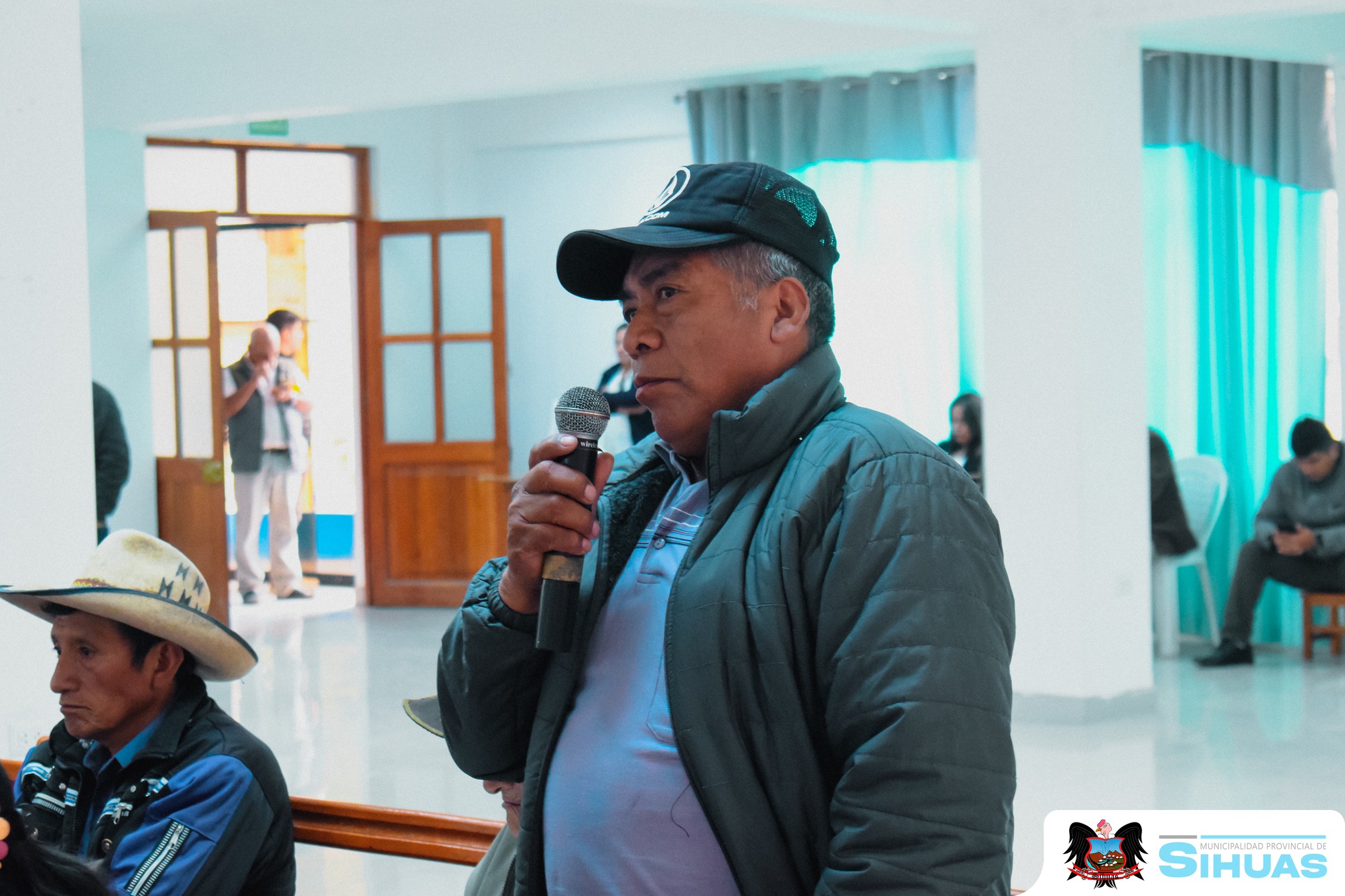 🔵𝗠𝗨𝗡𝗜𝗖𝗜𝗣𝗔𝗟𝗜𝗗𝗔𝗗 𝗗𝗘 𝗦𝗜𝗛𝗨𝗔𝗦 𝗥𝗘𝗔𝗟𝗜𝗭𝗔 𝗦𝗨 𝗣𝗥𝗜𝗠𝗘𝗥𝗔 𝗔𝗨𝗗𝗜𝗘𝗡𝗖𝗜𝗔 𝗣𝗨́𝗕𝗟𝗜𝗖𝗔 𝗗𝗘 𝗥𝗘𝗡𝗗𝗜𝗖𝗜𝗢́𝗡 𝗗𝗘 𝗖𝗨𝗘𝗡𝗧𝗔𝗦 𝟮𝟬𝟮𝟱
𝑆𝑖𝘩𝑢𝑎𝑠, 𝟹𝟶 𝑑𝑒 𝑚𝑎𝑦𝑜 𝑑𝑒 𝟸𝟶𝟸𝟻. En un acto de transparencia, diálogo y responsabilidad con la población, la Municipalidad Provincial de Sihuas desarrolló este viernes la primera Audiencia Pública de Rendición de Cuentas 2025, correspondiente al periodo de septiembre de 2024 a mayo de 2025. La jornada tuvo lugar en el auditorio municipal y congregó a una importante representación de la sociedad civil organizada, asociaciones colectivas, subprefectura, agentes municipales, dirigentes vecinales y ciudadanos en general.
La sesión fue liderada por el alcalde provincial, Mg. Demetrio Adrián Buiza Picón, quien estuvo acompañado de su equipo técnico y gerencial. Durante el evento, se expusieron informes detallados de ejecución presupuestal y financiero, avances de obras, programas sociales y proyectos ambientales. La participación de los regidores Cleogosmith Chávez, Edith Jesús y Walter Morillo complementó la representación del concejo municipal en este ejercicio democrático.
Uno de los anuncios más significativos fue el relacionado a la reconstrucción del Hospital de Apoyo de Sihuas, el cual será ejecutado por el Gobierno Regional de Áncash, proyecto que —según informó la autoridad edil— pasará a proceso de licitación este 3 de junio, con posible inicio de ejecución en agosto, tras superar observaciones técnicas y administrativas. Asimismo, gracias a convenios firmados con la Unidad de Gestión Educativa Local (Ugel) Sihuas, se implementará desde junio el servicio de movilidad escolar gratuita para 59 estudiantes de nivel secundario que viven en caseríos del distrito y estudian en la I.E. Capitán Marcelino Valverde Solórzano y la I.E. Asteria Castro Pareja. Esta medida, aprobada mediante el Acuerdo de Concejo N.º 024-2025-MPS/CM, forma parte de la estrategia educativa “Educación sin barreras”, promovida por la actual gestión.
A ello se suma la renovación del convenio que respalda la creación y funcionamiento del Centro de Educación Básica Especial (CEBE) en Sihuas, ratificando el compromiso del gobierno local con la atención educativa a niñas, niños y adolescentes con discapacidad. El burgomaestre subrayó que “ningún estudiante debe quedarse atrás, y desde la municipalidad seguiremos impulsando acciones que garanticen una educación con equidad y calidad”.
En materia de infraestructura, se presentaron avances de impacto directo en la población: obras de agua potable ya ejecutadas en las localidades de Saurapa, Mitobamba y Tinyayo; sistemas de riego agrícola en proceso en Ñunyash, San Francisco, Siraumarca y otros caseríos. También se destacaron proyectos con expediente técnico aprobado para instituciones educativas, centros de salud y servicios de riego. En total, la municipalidad gestiona más de S/ 27.6 millones en proyectos de saneamiento y abastecimiento de agua, lo que representa una inversión en servicios básicos para los sectores más alejados.
Otro punto importante fue la situación vial de la provincia. El mismo que, tras gestiones realizadas, el Ministerio de Transportes y Comunicaciones ejecutará la reposición del tramo Huarochirí–Pasacancha, recientemente declarado en emergencia. Esta vía conecta diversos distritos y su mejora representa un avance clave en la transitabilidad y seguridad del transporte local.
La audiencia culminó con una amplia ronda de preguntas e intervenciones de la población, donde se abordaron temas como seguridad ciudadana, fiscalización, mercados, gestión ambiental y cumplimiento de obras. Cada inquietud fue atendida por los funcionarios y el propio alcalde, reafirmando la voluntad de construir una gestión cercana, abierta y resolutiva, donde además, se valoró este espacio como una oportunidad para fortalecer la confianza ciudadana. La jornada concluyó pasadas las 2:30 p.m., dejando como saldo no solo informes expuestos, sino también compromisos renovados para continuar trabajando por el desarrollo sostenible de la provincia de Sihuas.