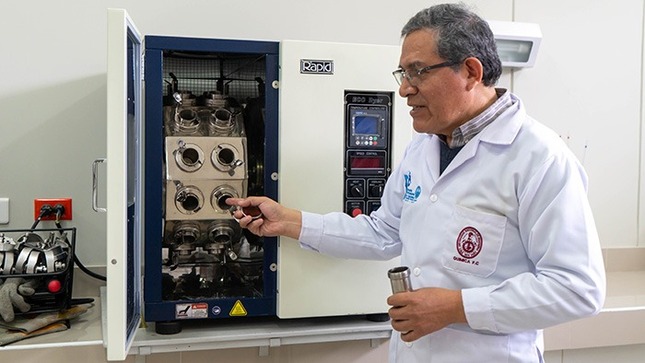 UNI desarrolla fibras acrílicas antimicrobianas junto a empresa peruana
