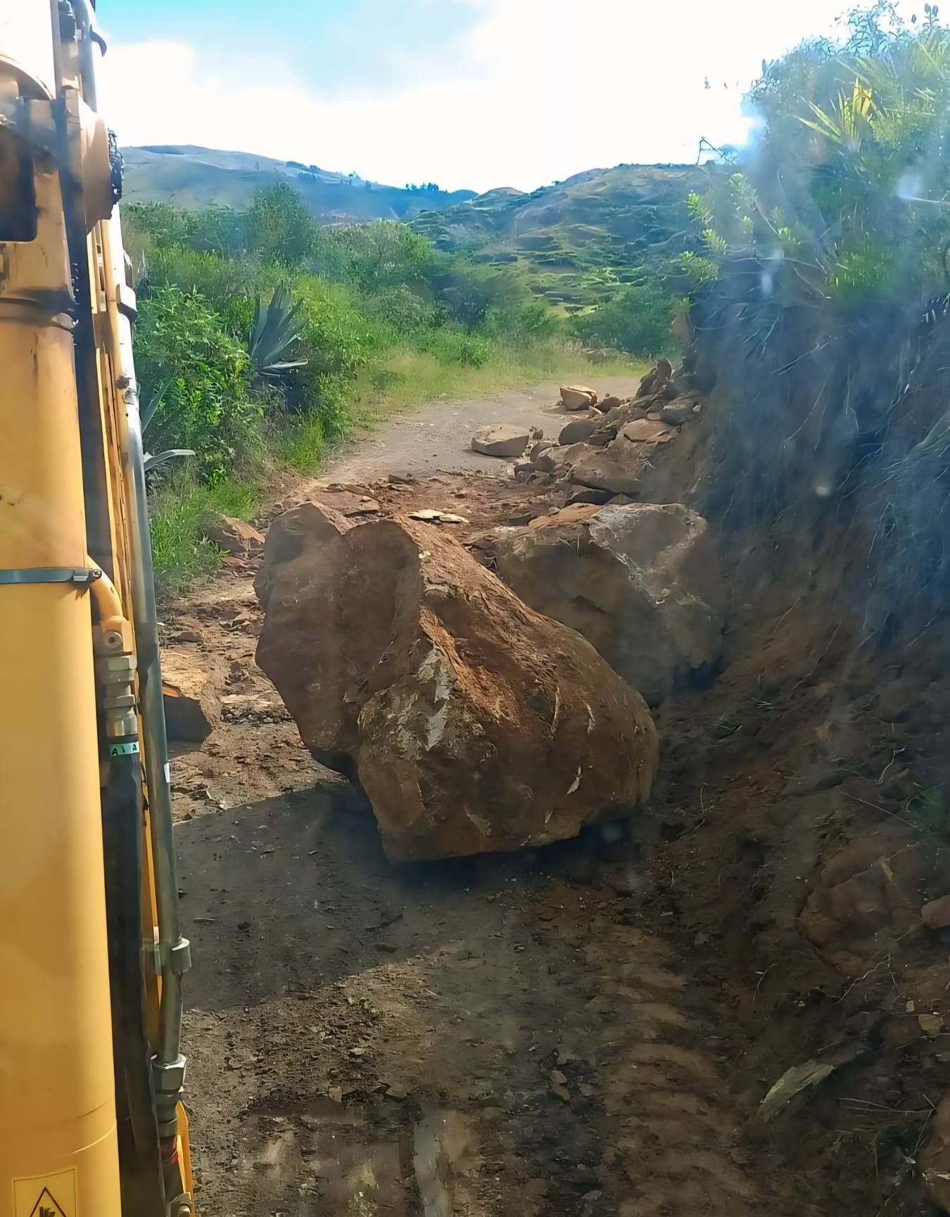 Realizamos trabajos de limpieza y mantenimiento de la trocha carrozable que conduce a la comunidad de Sexepampa.