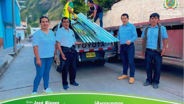 Alcalde de Cochabamba, Econ. José Nieves Menor Chingo entregó hojas de calamina galvanizada para la I.E. "101145" de la comunidad de Santa Isolina Alto