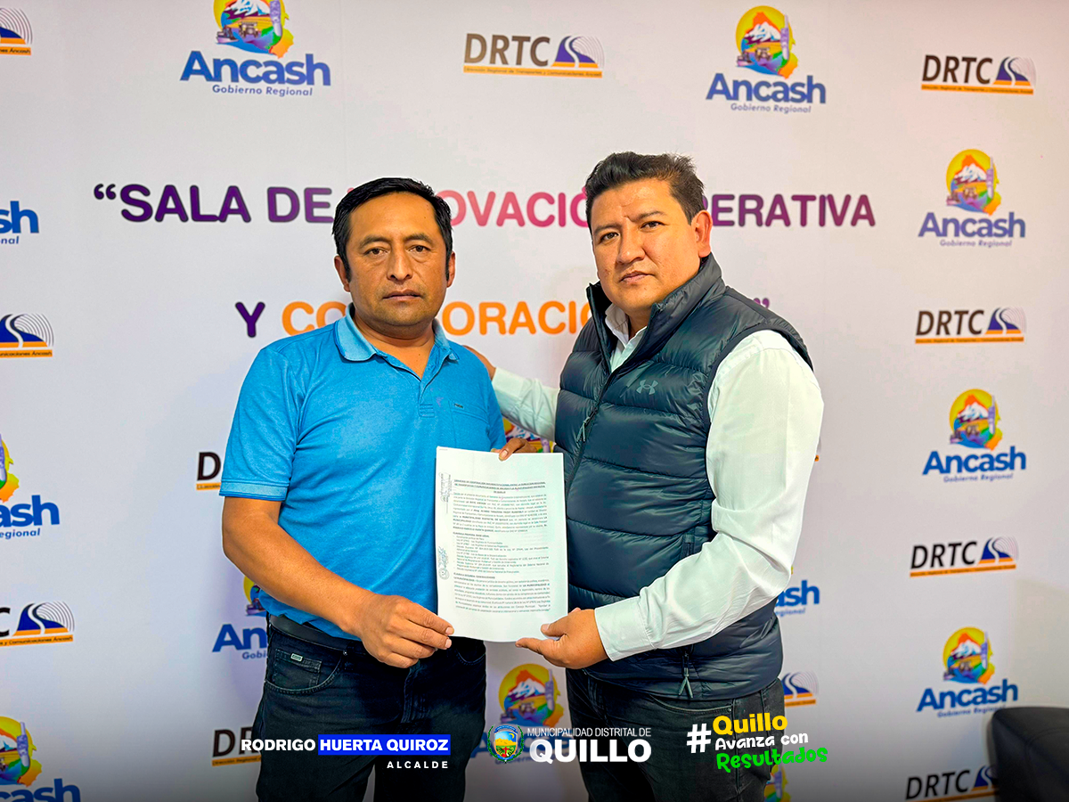Foto del alcalde Rodrigo Huerta Quiroz junto al Ingeniero Freddy รlvaro, enseรฑando el documento del convenio.