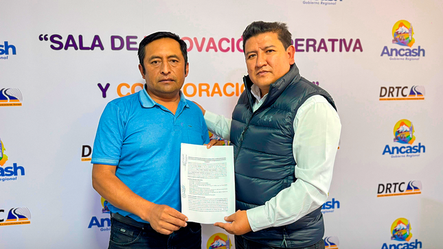 Foto del alcalde Rodrigo Huerta Quiroz junto al Ingeniero Freddy Álvaro, enseñando el documento del convenio.