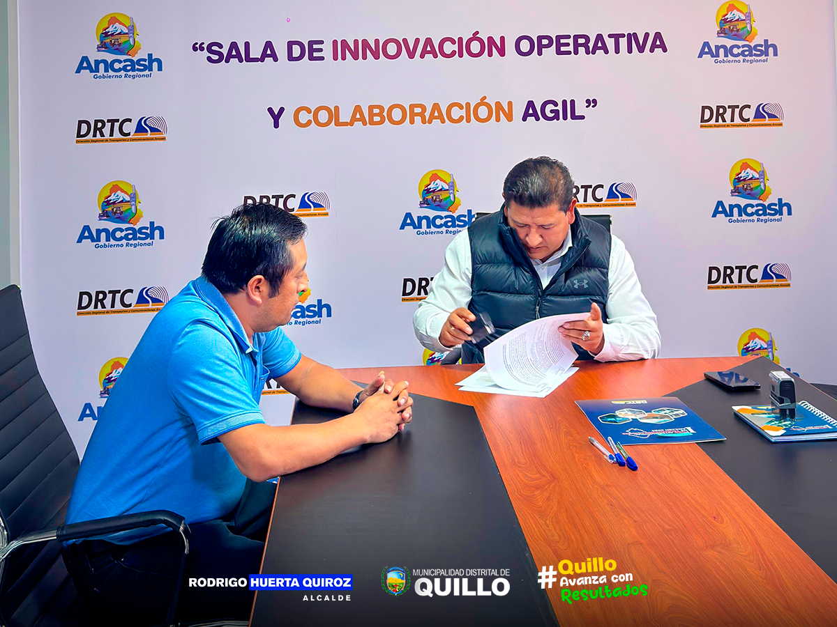 Foto del alcalde Rodrigo Huerta Quiroz junto al Ingeniero Freddy รlvaro, firmando el documento del convenio.