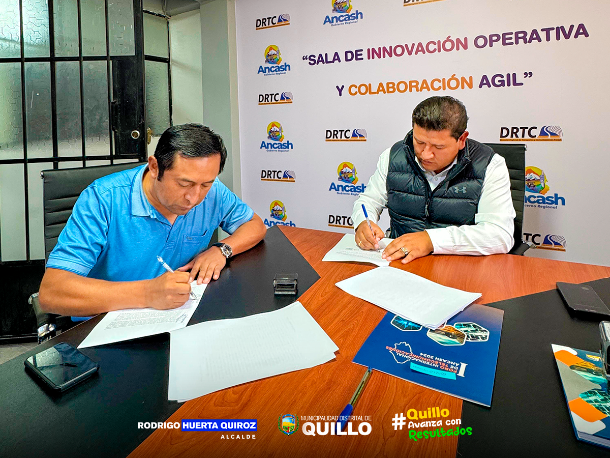 Foto del alcalde Rodrigo Huerta Quiroz junto al Ingeniero Freddy รlvaro, firmando el documento del convenio.