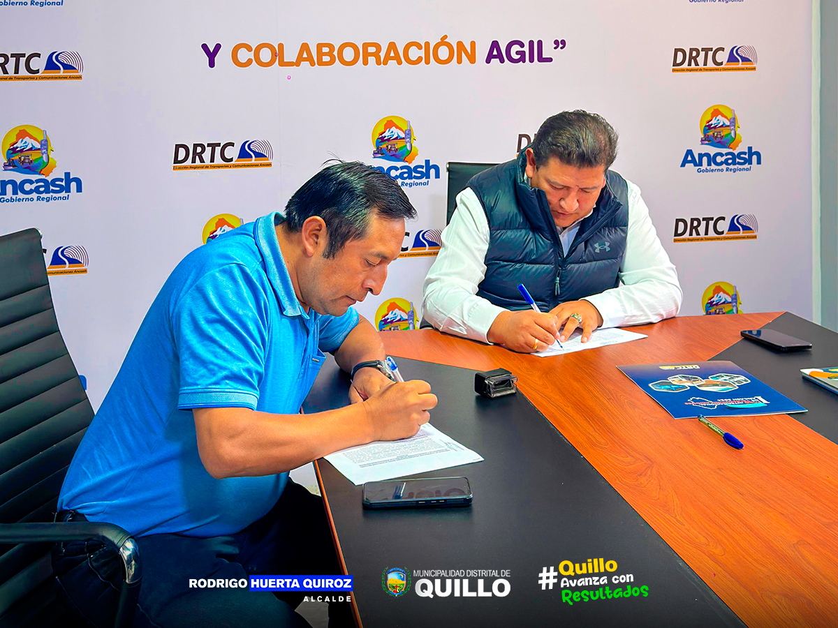 Foto del alcalde Rodrigo Huerta Quiroz junto al Ingeniero Freddy รlvaro, firmando el documento del convenio.