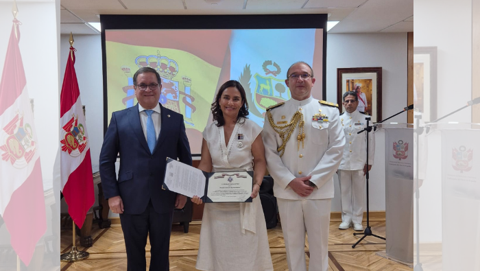Condecoran a la cónsul general peruana en Sevilla por su destacada labor de promoción del B.A.P. Unión