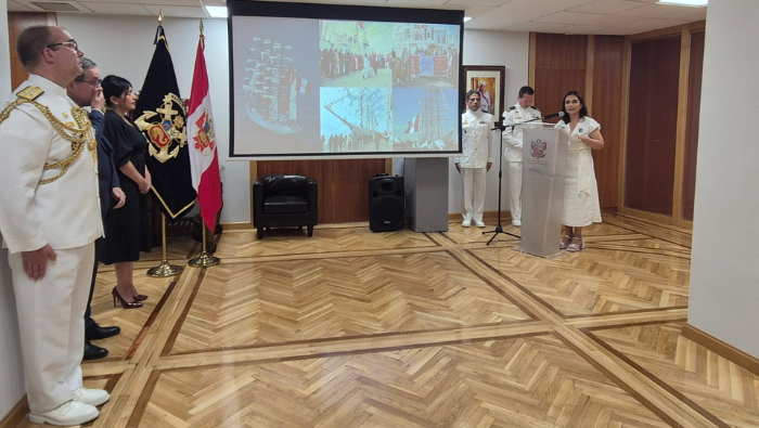 Condecoran a la cónsul general peruana en Sevilla por su destacada labor de promoción del B.A.P. Unión