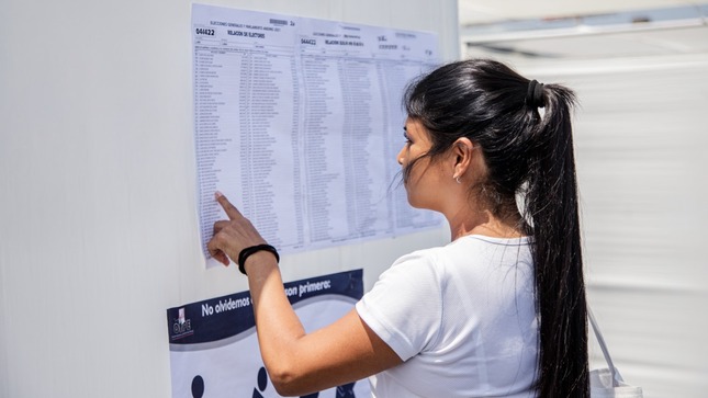 Joven revisando la lista del padrón electoral
