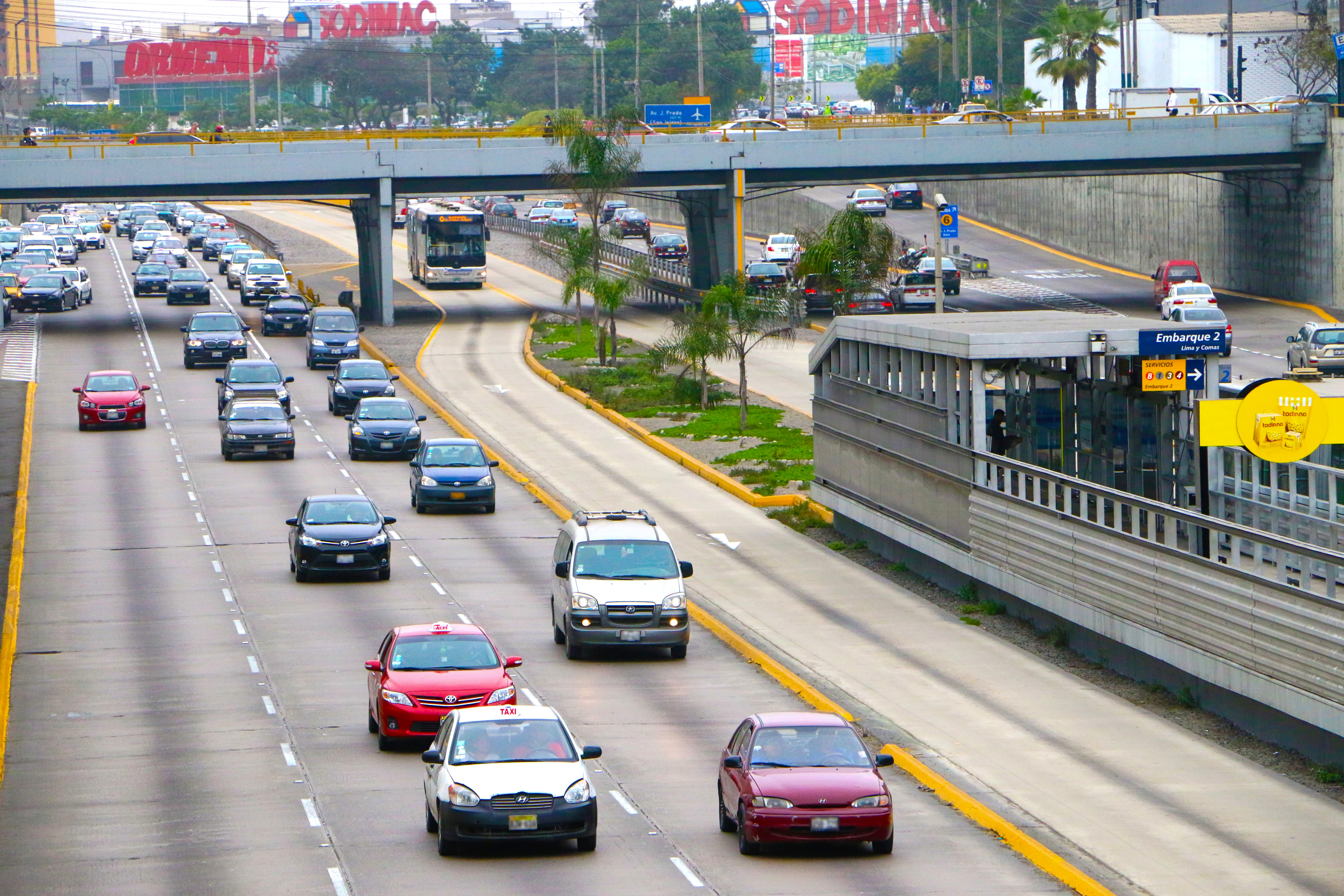Foto de Autos desplazándose en la vía expresa
