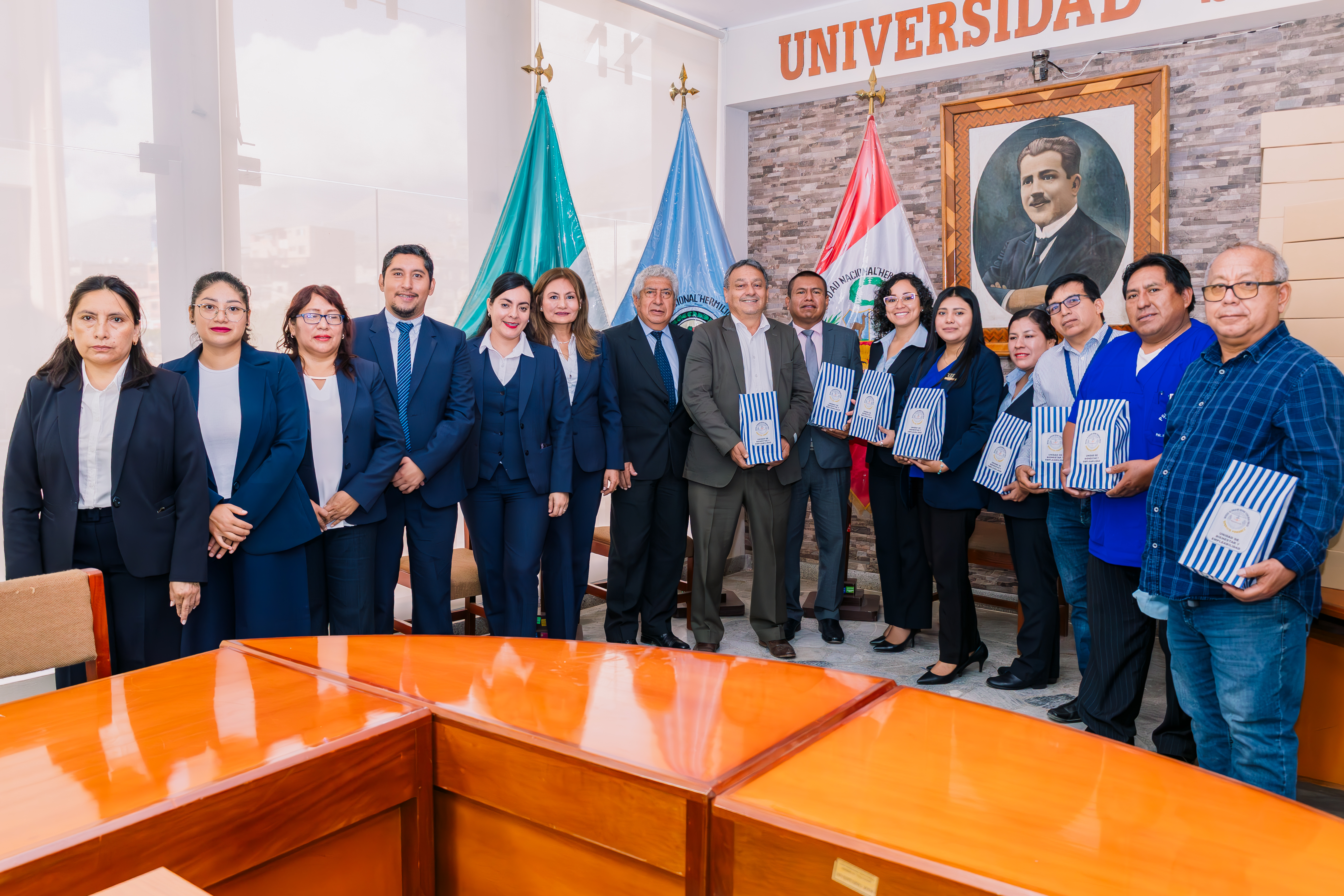 Representantes del Instituto de Educación Superior Tecnológico Público “Aparicio Pomares” junto al equipo de Bienestar Universitario de la UNHEVAL