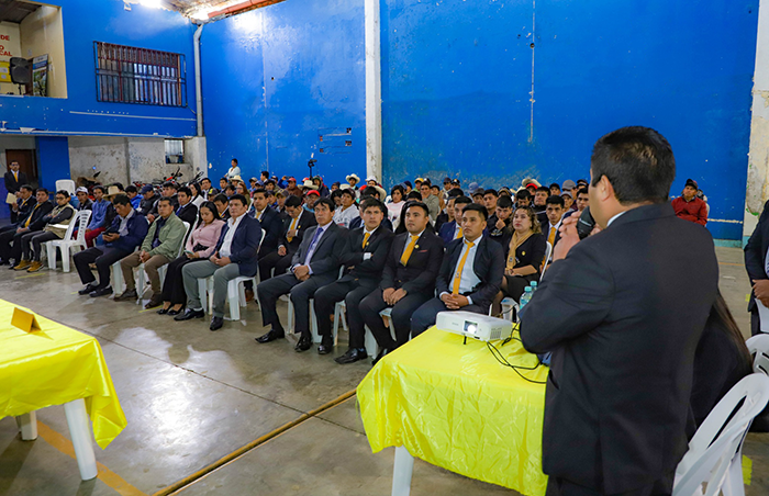 Gerente explicando lo realizado y avances