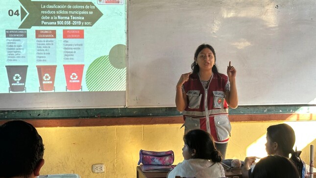 Alumnos de la I.E. Padre Isidro Salvador reciben educación en segregación de residuos sólidos.