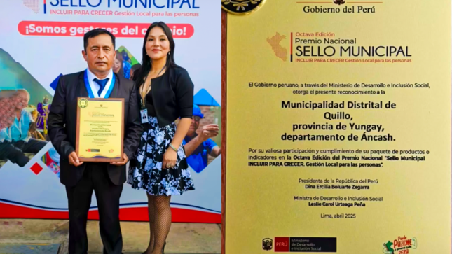 Alcalde mostrando el premio junto a la coordinadora regional del MIDIS Áncash