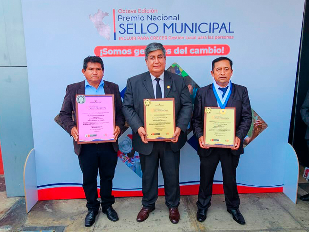 Alcalde Rodrigo Huerta Quiroz junto a sus homรณlogos.