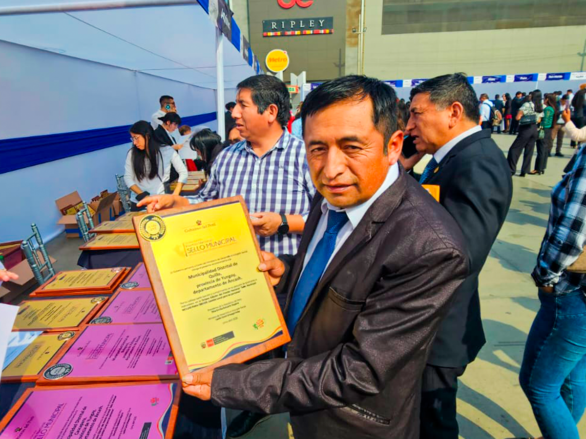 Alcalde recibiendo el premio