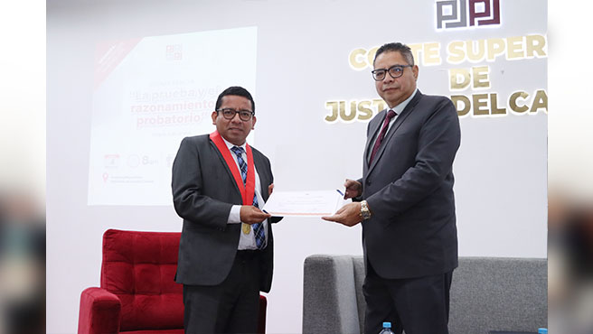 Presidente de Comisión Secigra Derecho 2025 del Callao, Carlos Quiroga Periche, entregó diploma a magistrado  Marco Antonio Bretoneche Gutiérrez por su conferencia