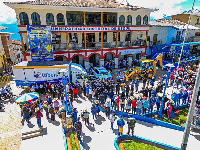 Unidades en el frontis de la Municipalidad