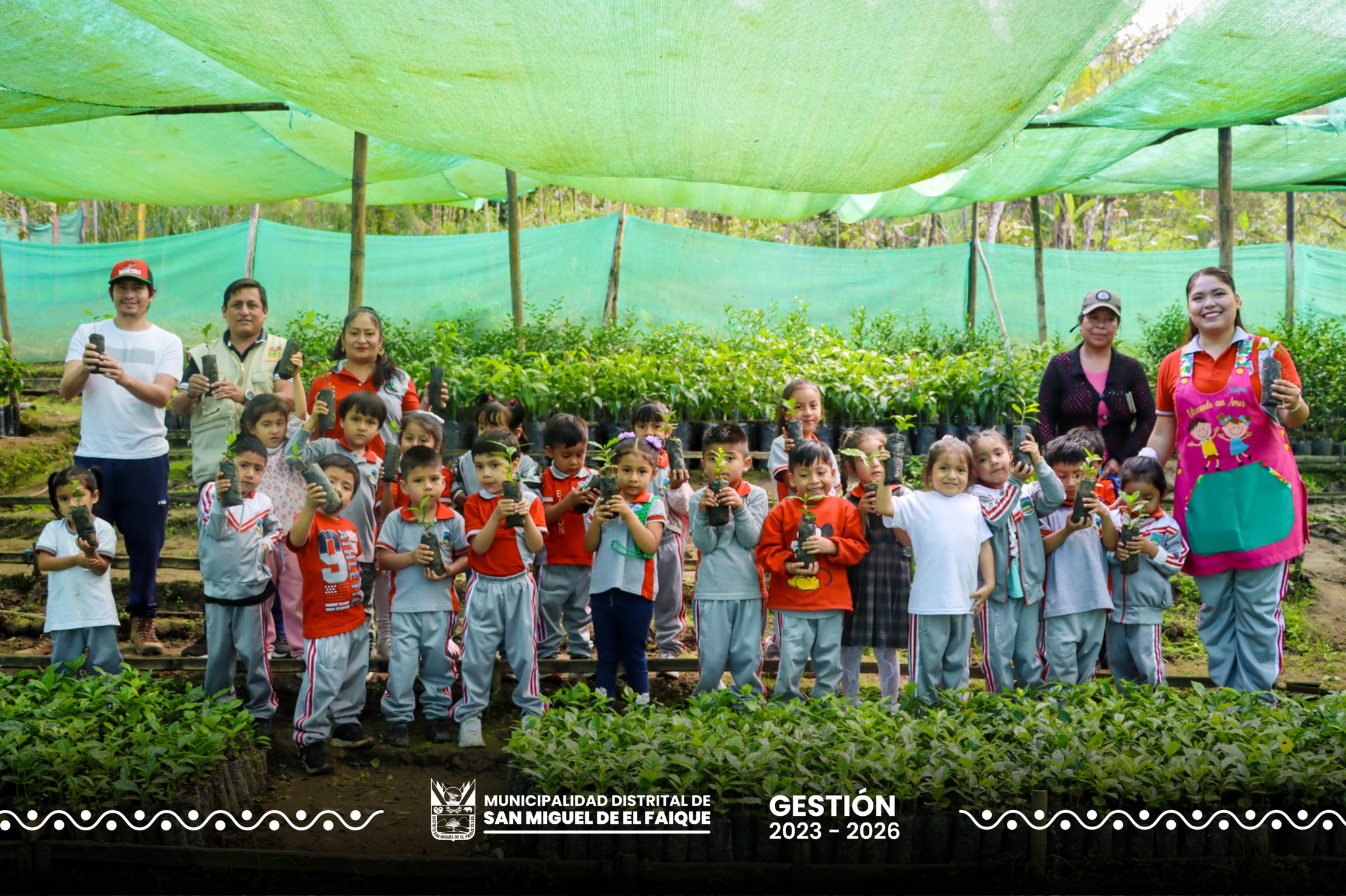 Niños visitan el vivero.