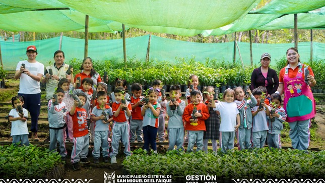 Niños visitan el vivero.