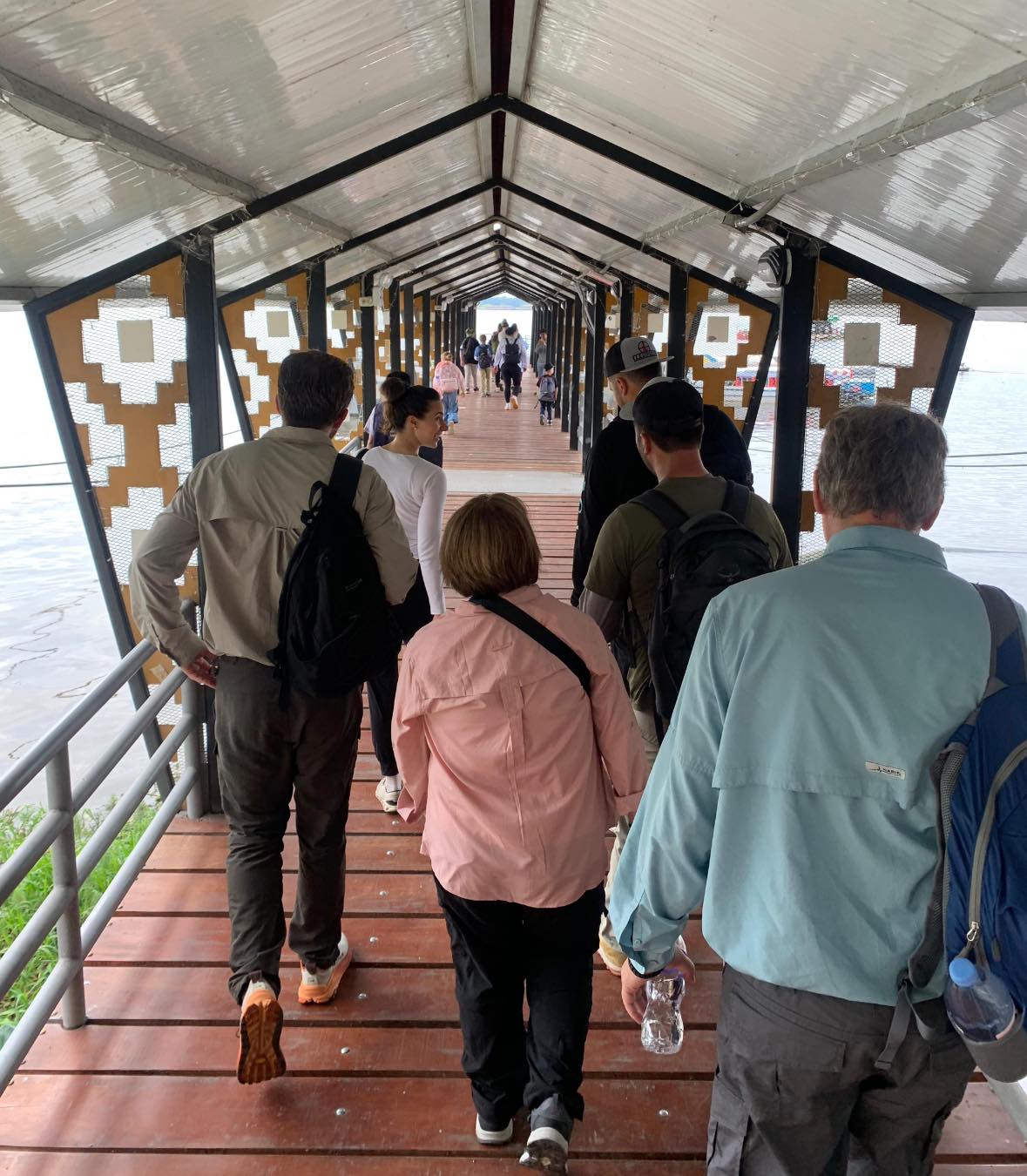 TURISTAS EN EL EMBARCADERO EL HUEQUITO